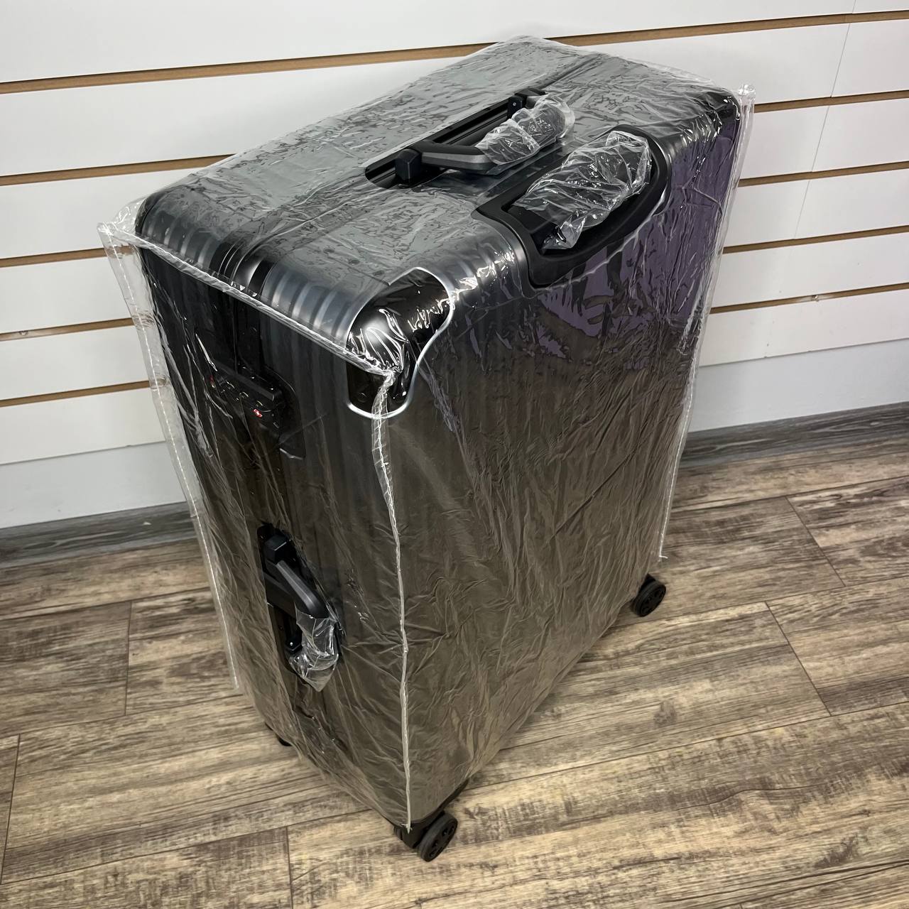 Чемодан алюминиевый L-XL - Серо-черный