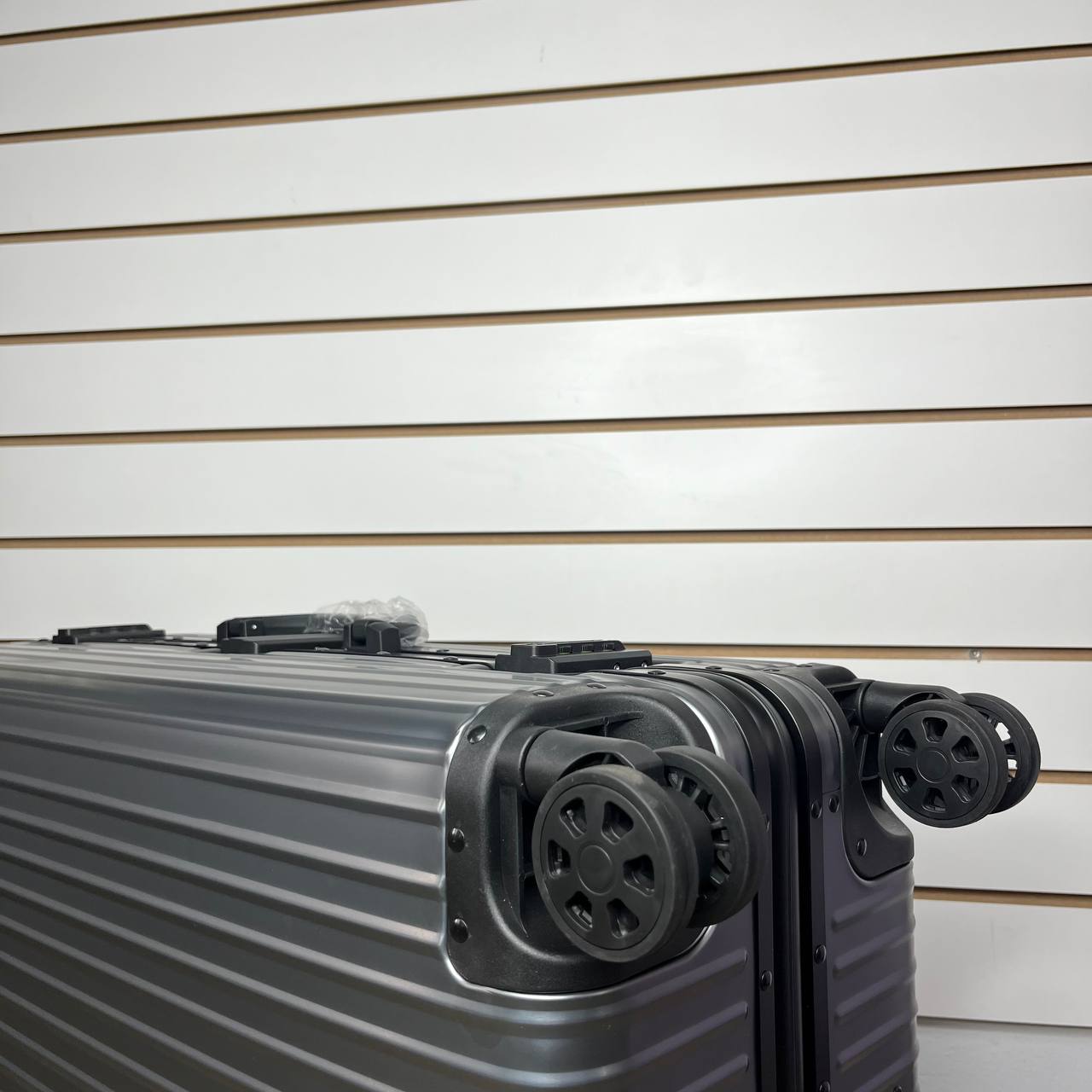 Чемодан алюминиевый L-XL - Серо-черный