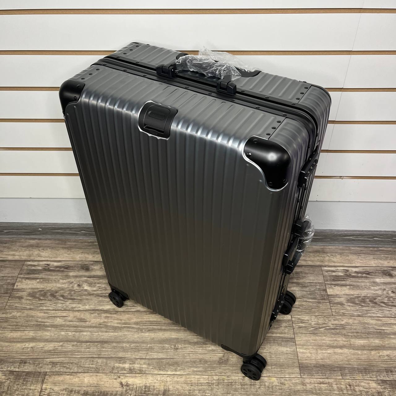 Чемодан алюминиевый L-XL - Серо-черный