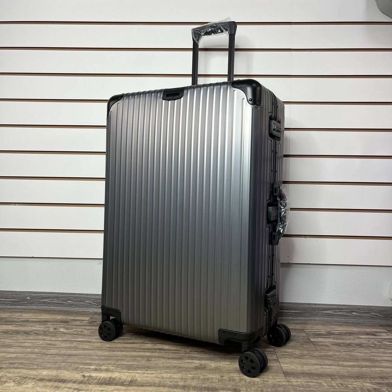 Чемодан алюминиевый L-XL - Серо-черный