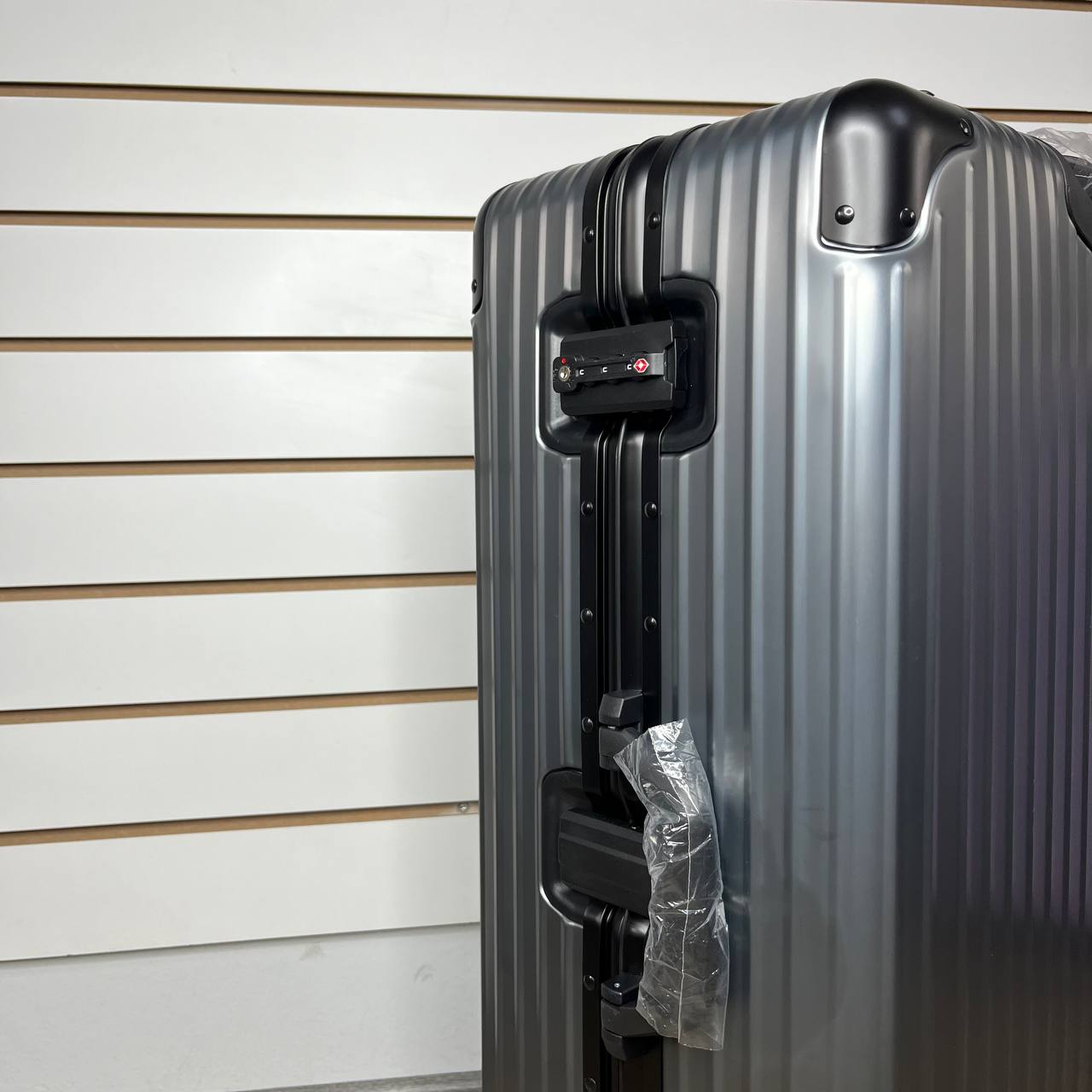 Чемодан алюминиевый L-XL - Серо-черный