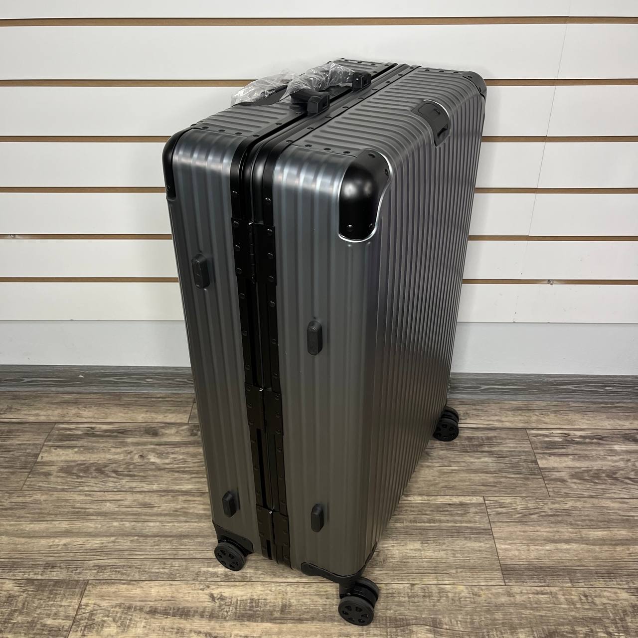 Чемодан алюминиевый L-XL - Серо-черный