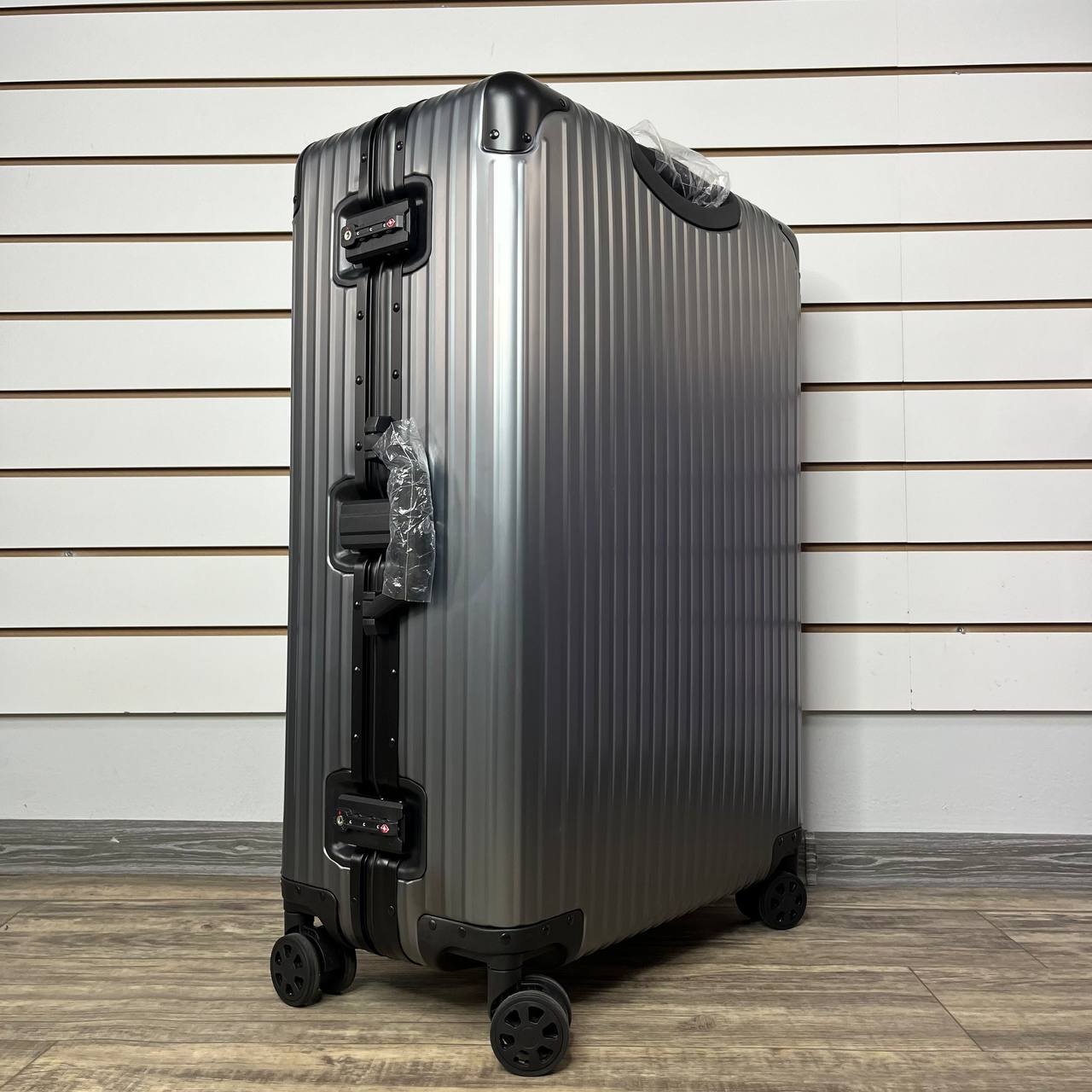 Чемодан алюминиевый L-XL - Серо-черный