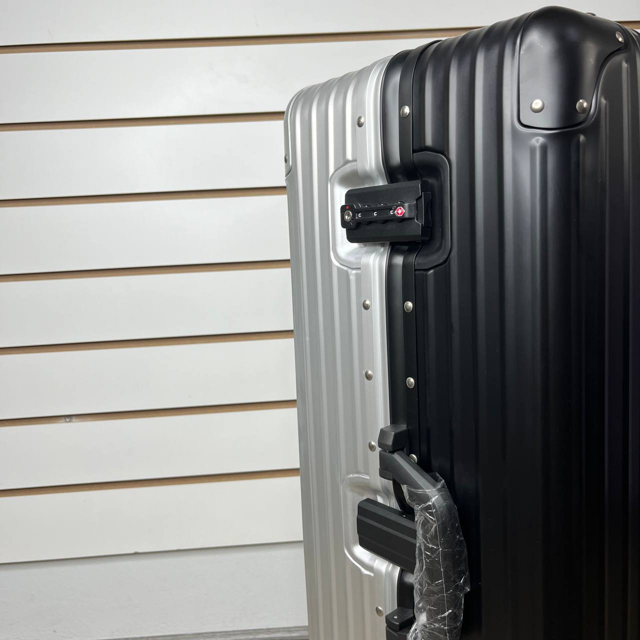 Чемодан алюминиевый L-XL Чёрный/Серебро