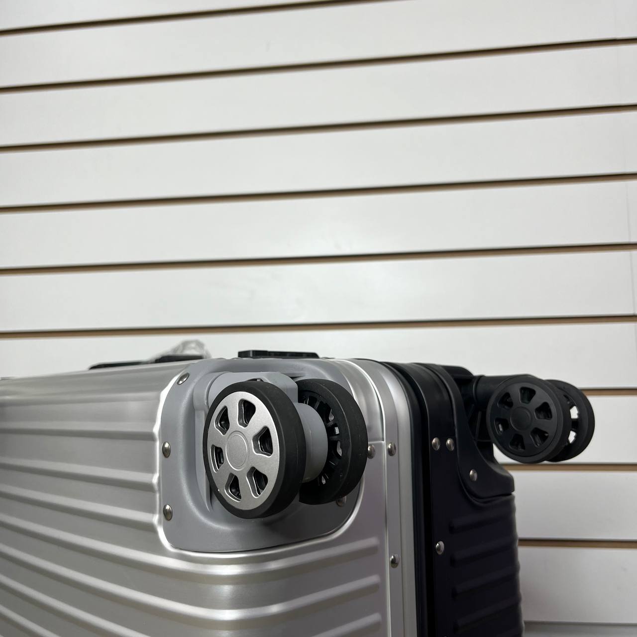 Чемодан алюминиевый L-XL Чёрный/Серебро