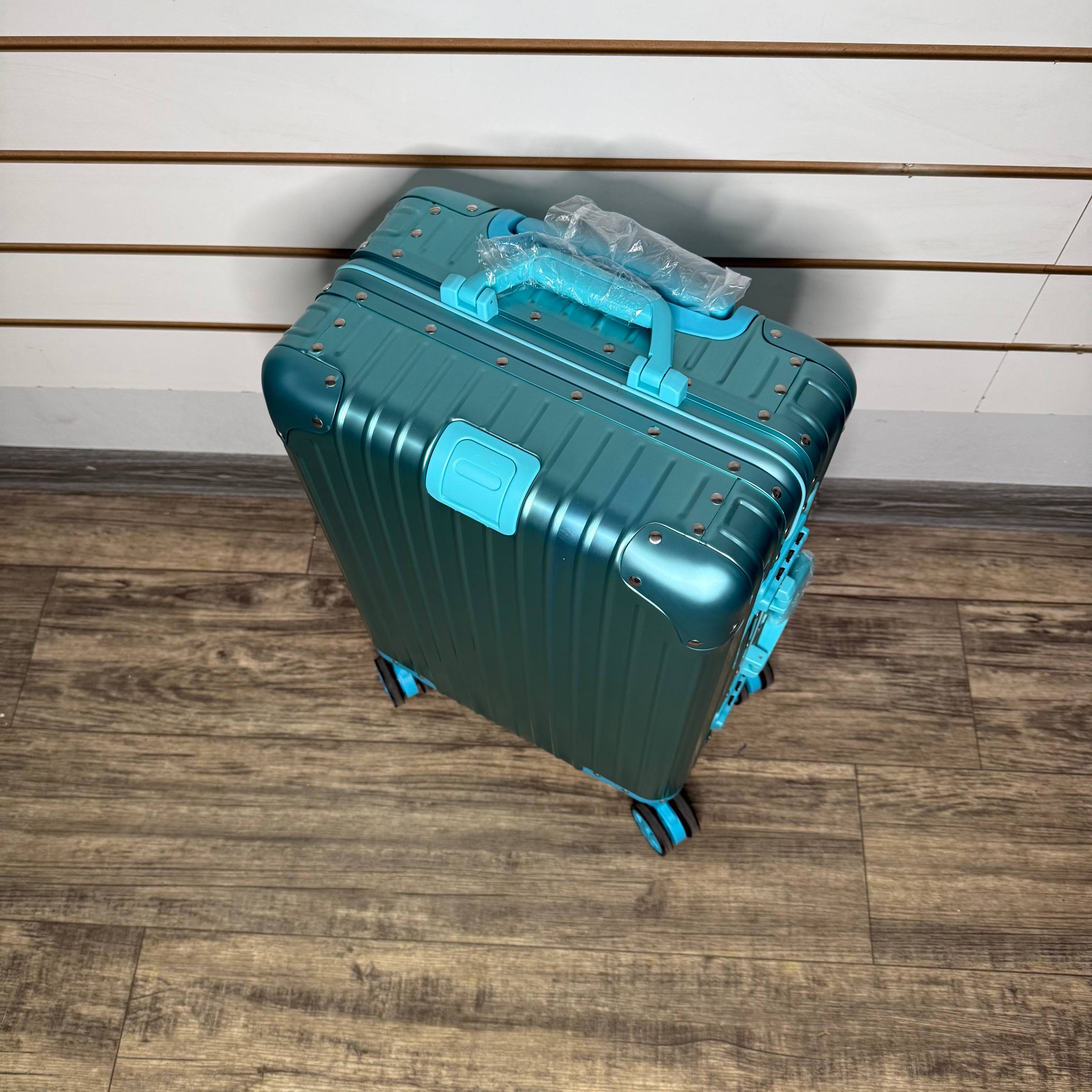 Чемодан алюминиевый S - Тиффани