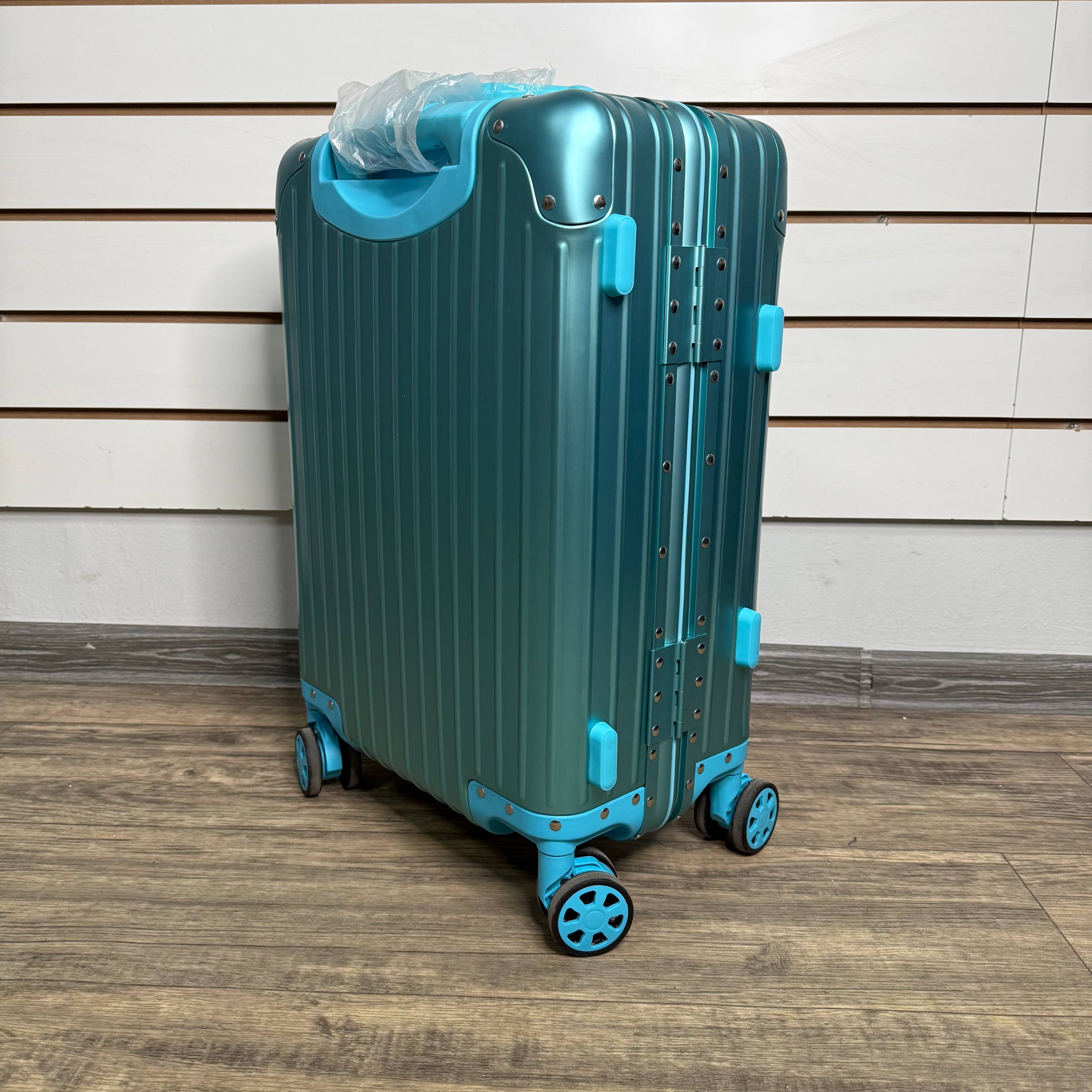 Чемодан алюминиевый S - Тиффани