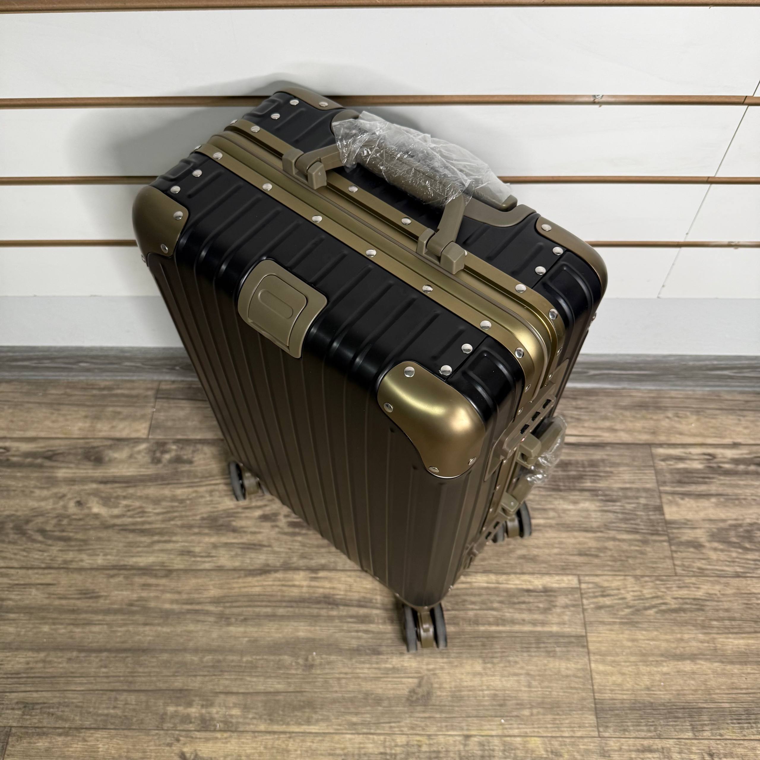 Чемодан алюминиевый S - Черно-золотой