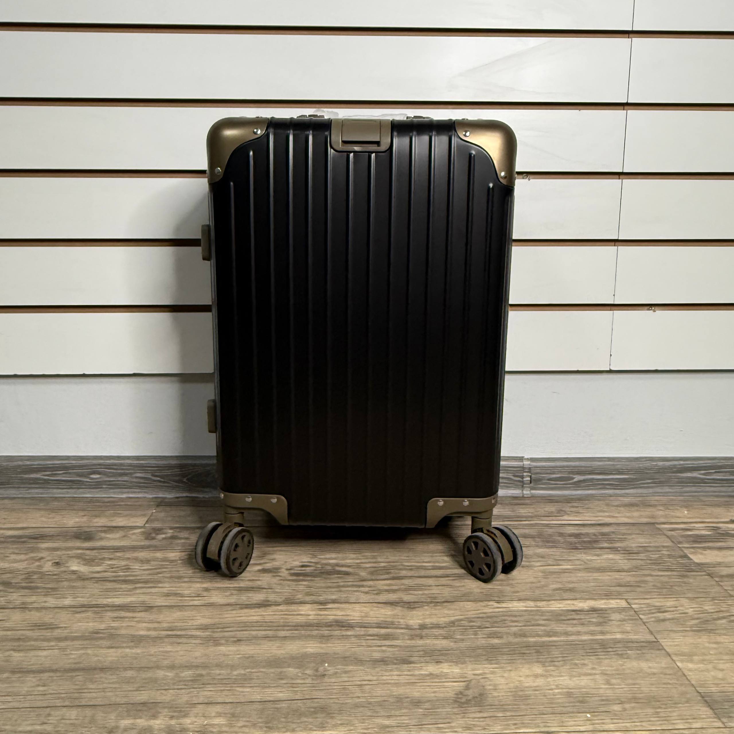 Чемодан алюминиевый S - Черно-золотой