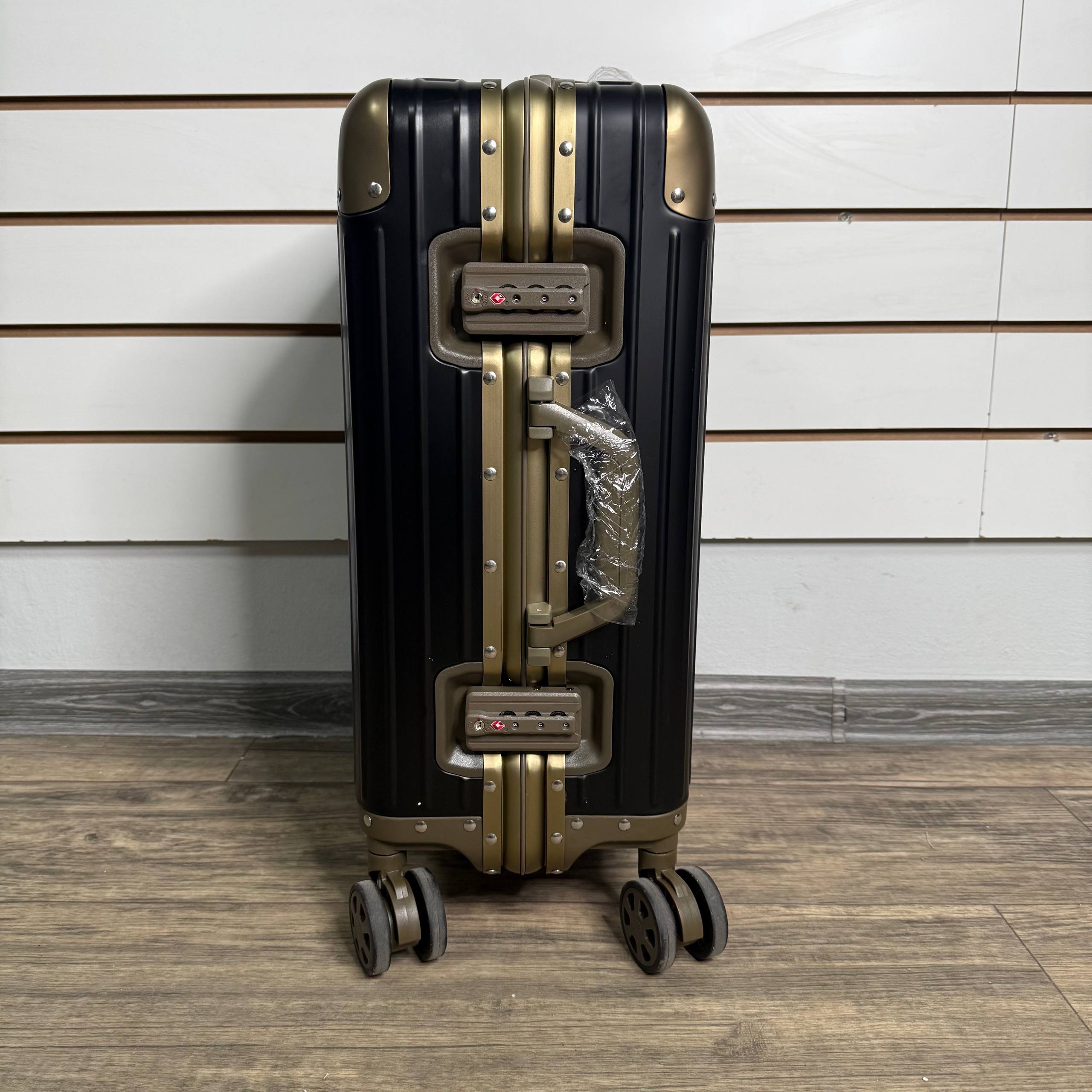 Чемодан алюминиевый S - Черно-золотой