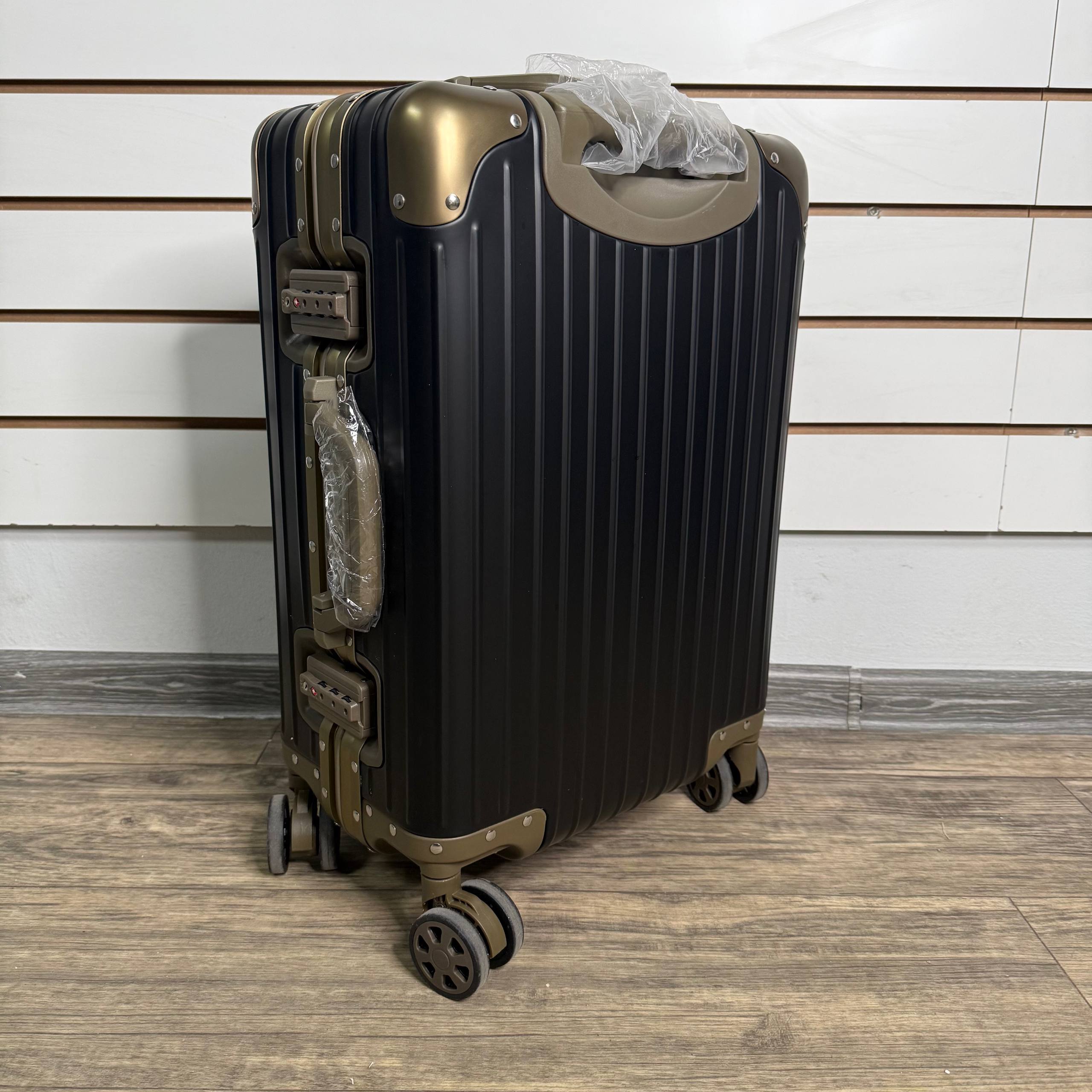 Чемодан алюминиевый S - Черно-золотой