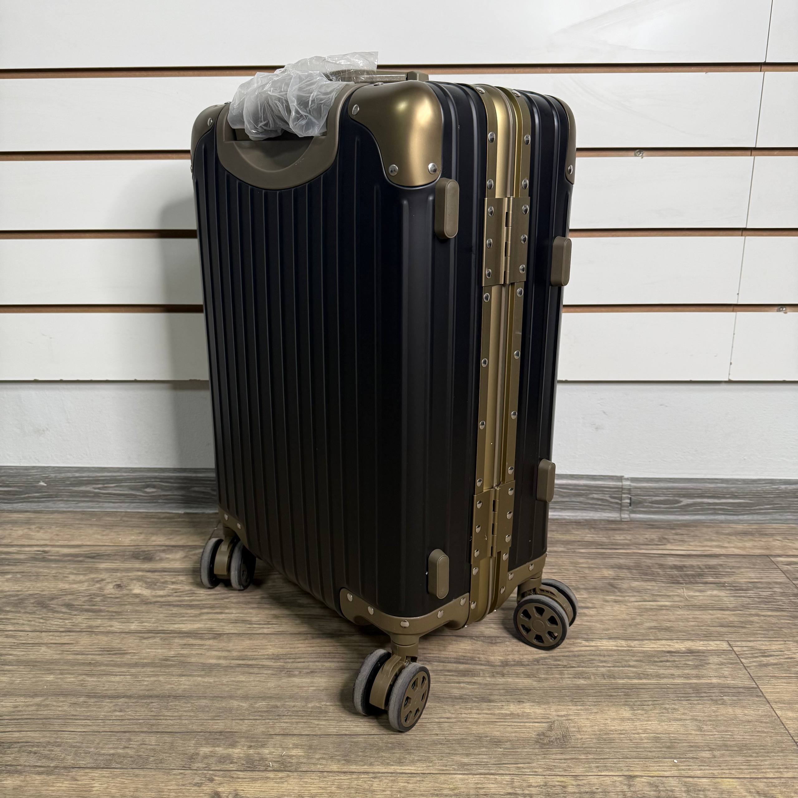 Чемодан алюминиевый S - Черно-золотой