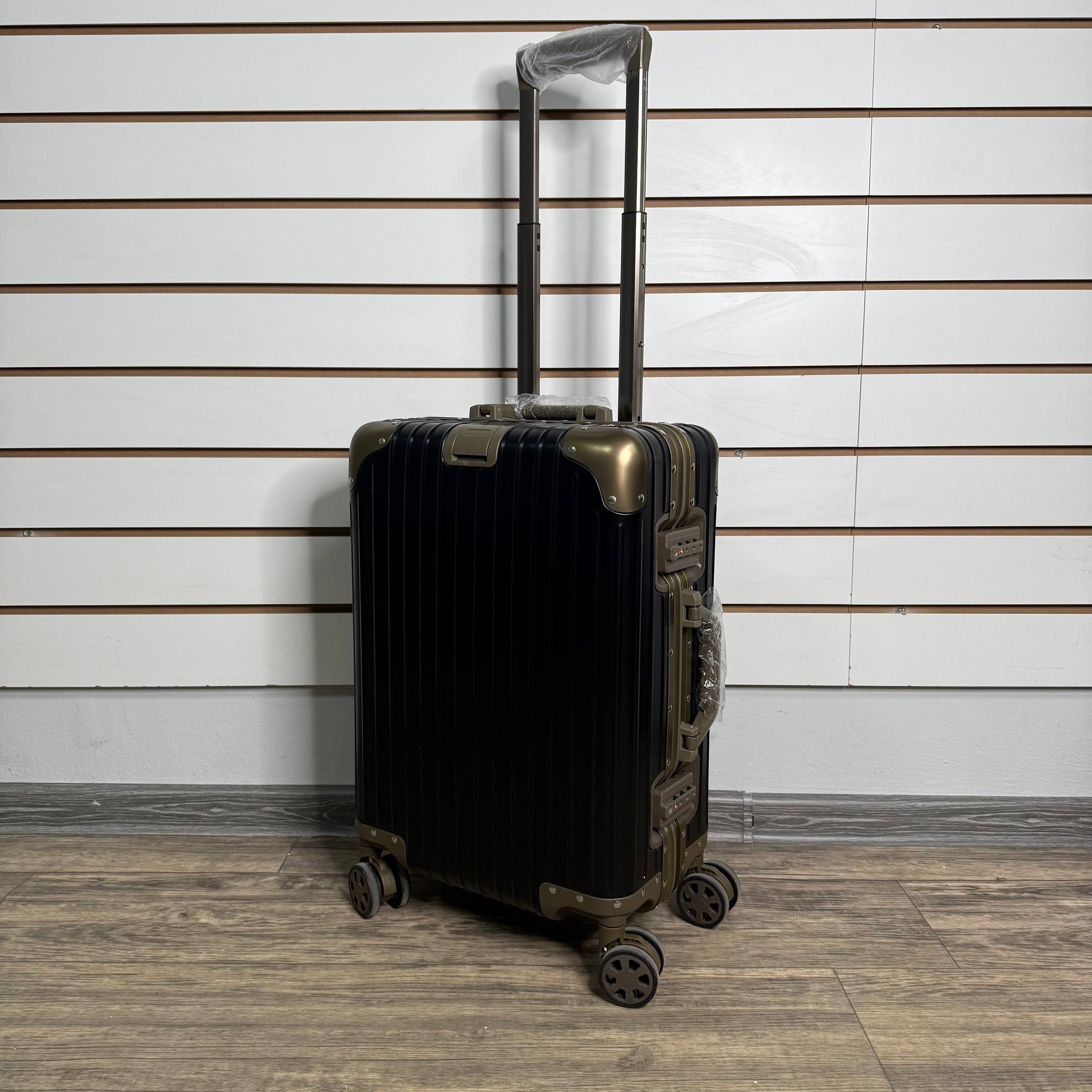 Чемодан алюминиевый S - Черно-золотой