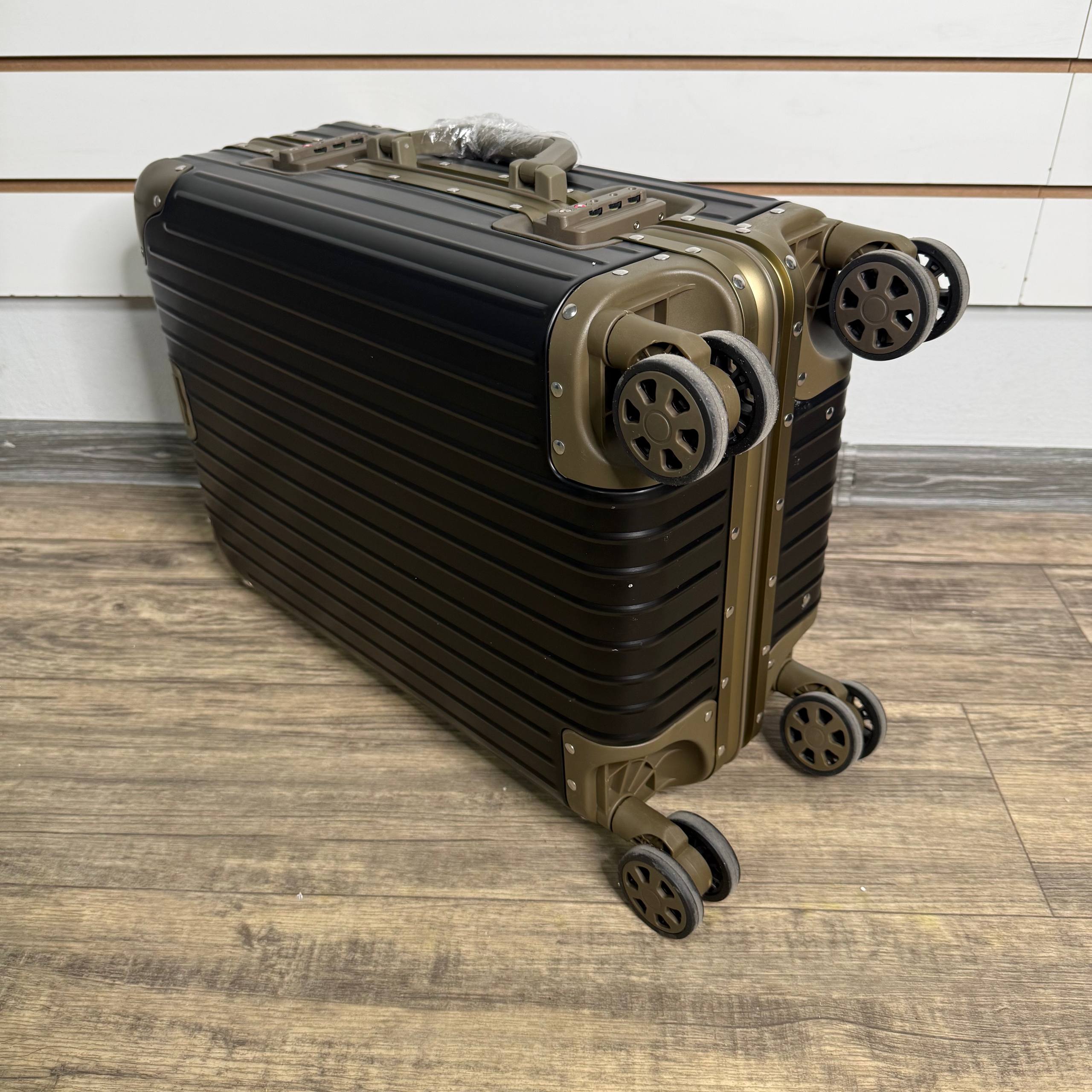 Чемодан алюминиевый S - Черно-золотой