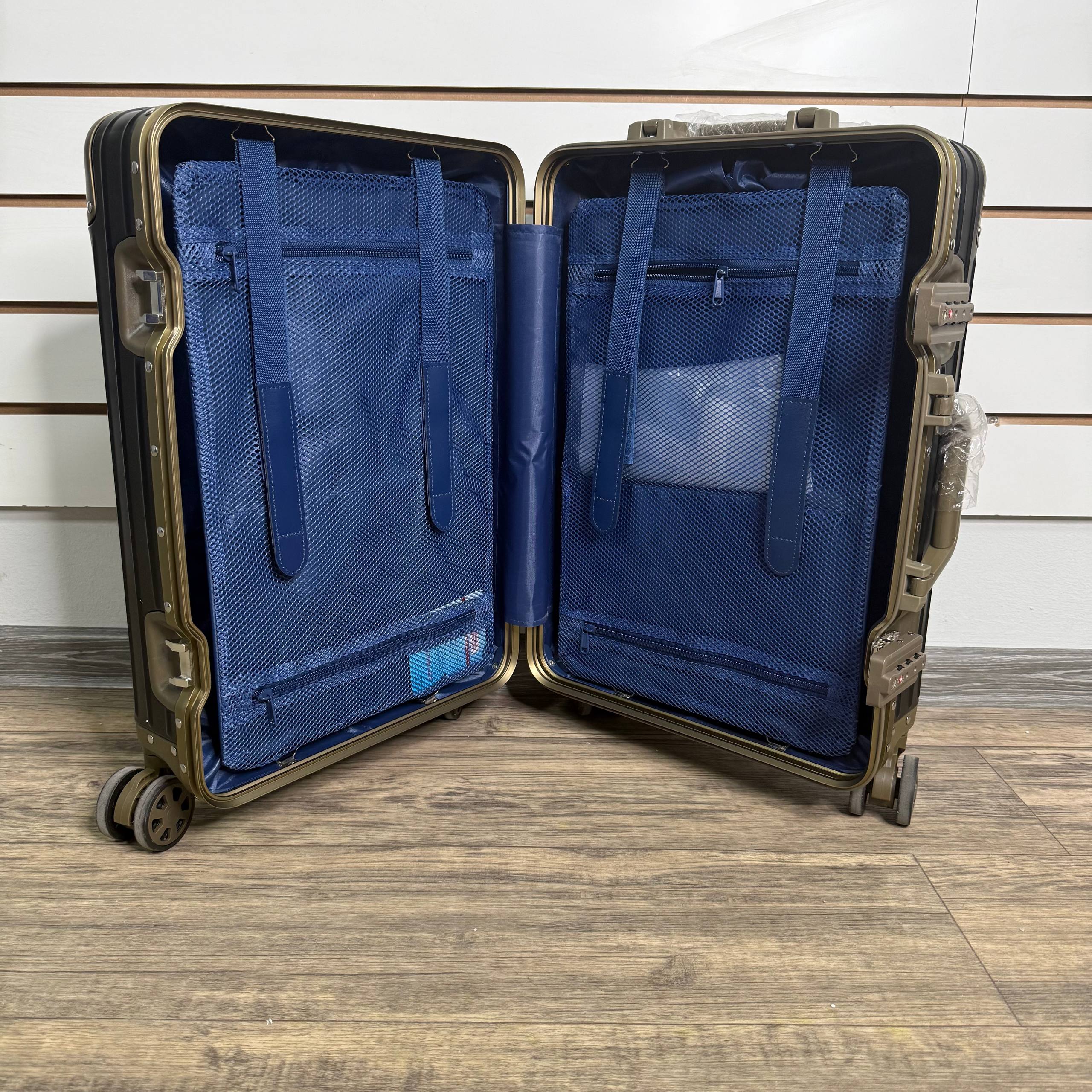 Чемодан алюминиевый S - Черно-золотой