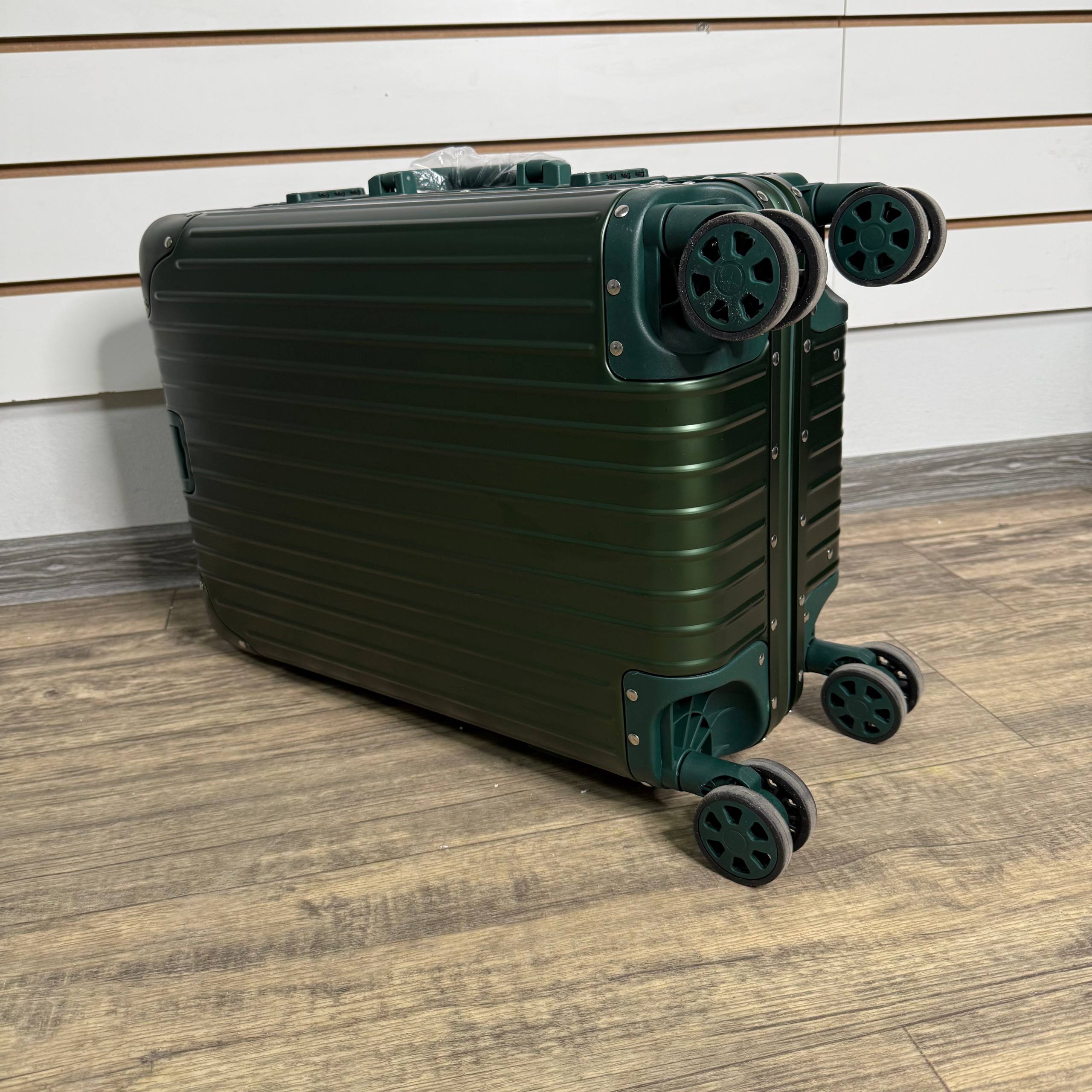 Чемодан алюминиевый S - Зелёный