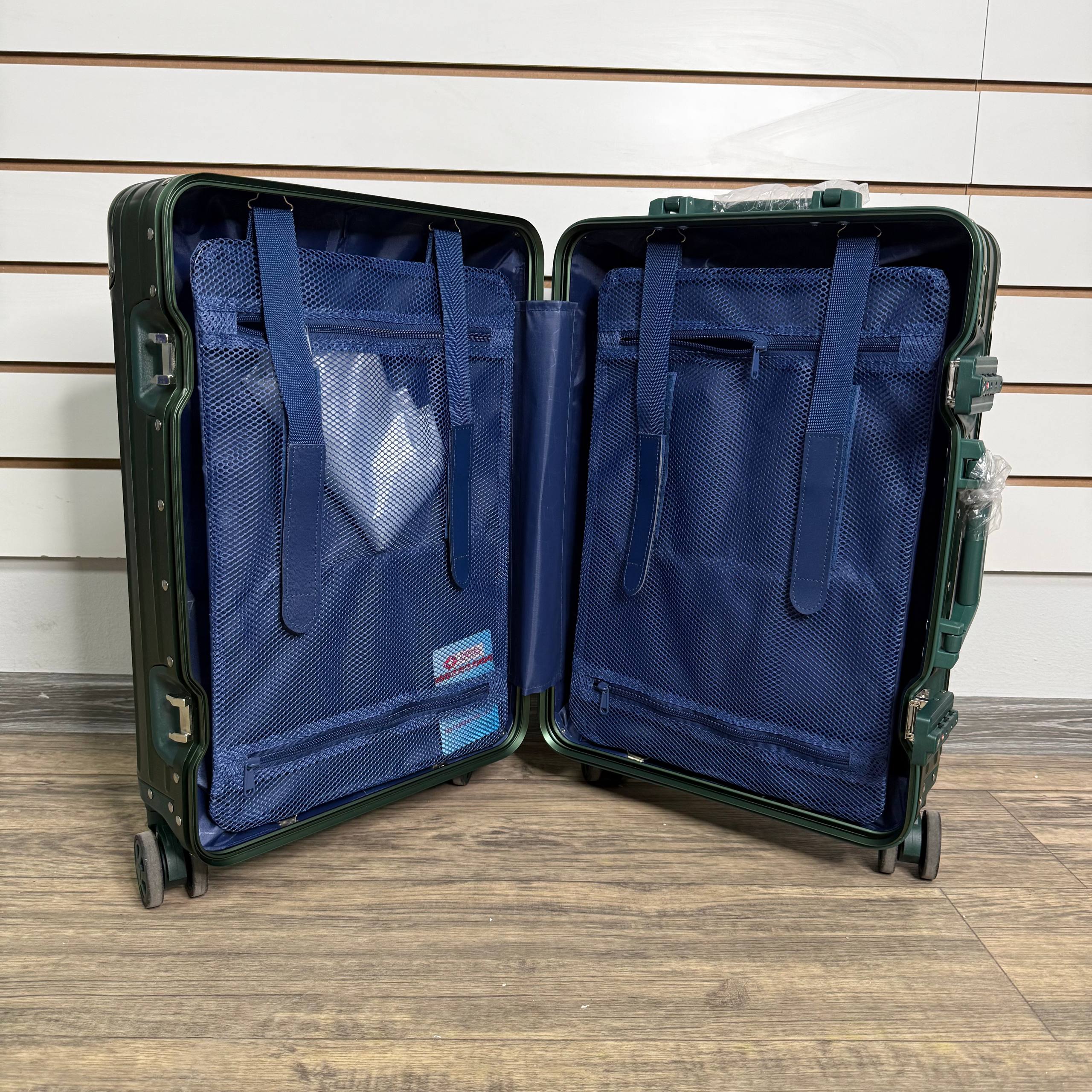 Чемодан алюминиевый S - Зелёный