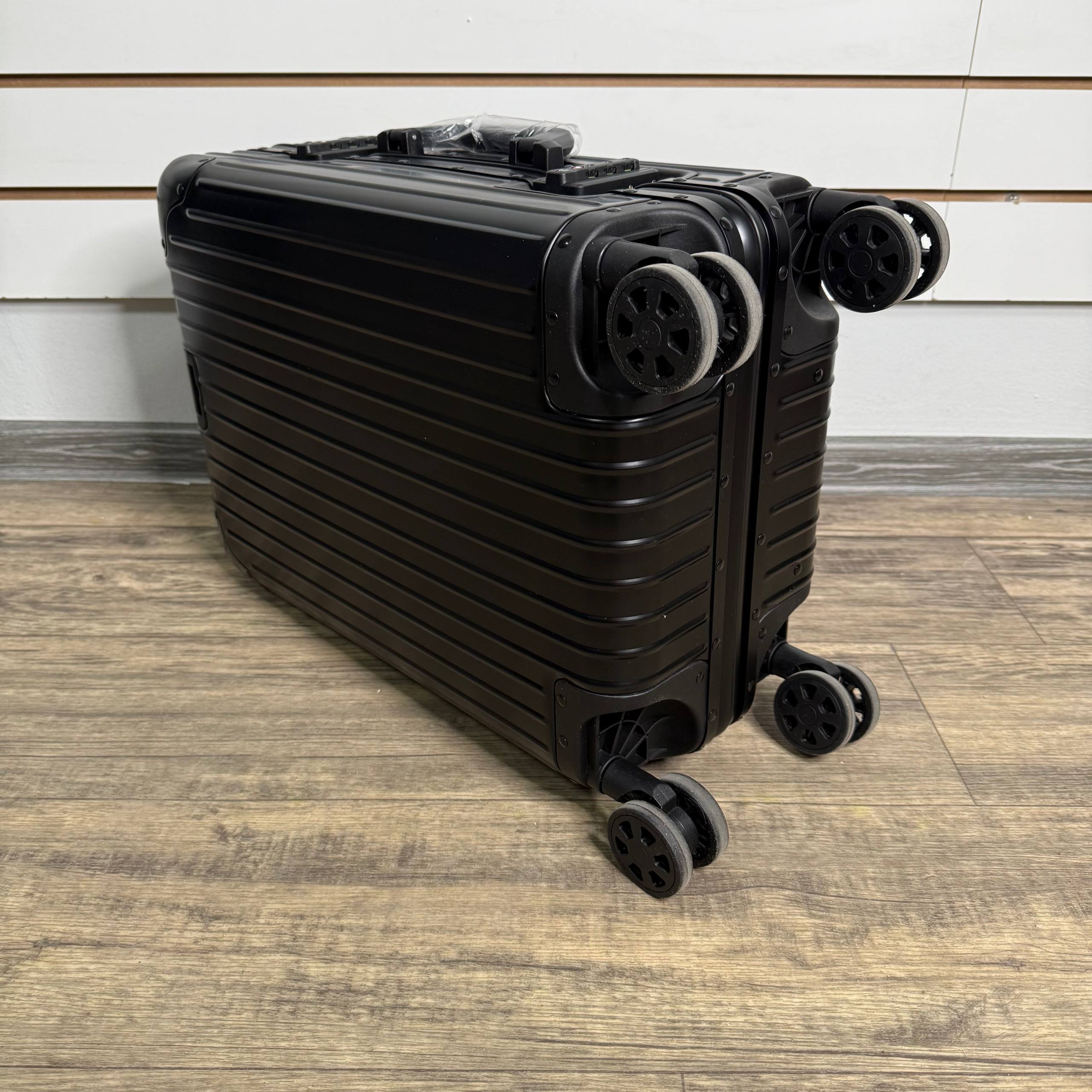 Чемодан алюминиевый S - Чёрный