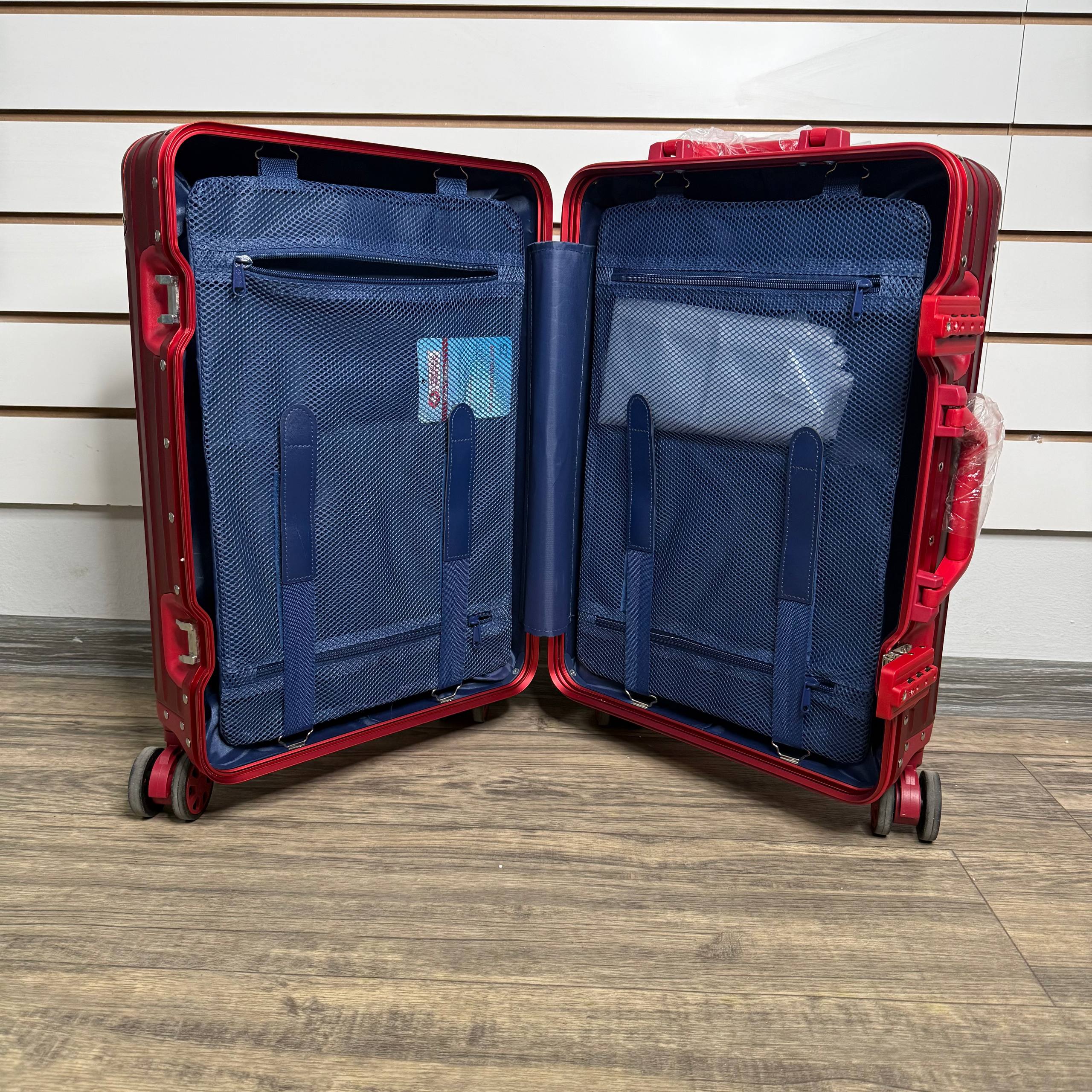 Чемодан алюминиевый S - Красный