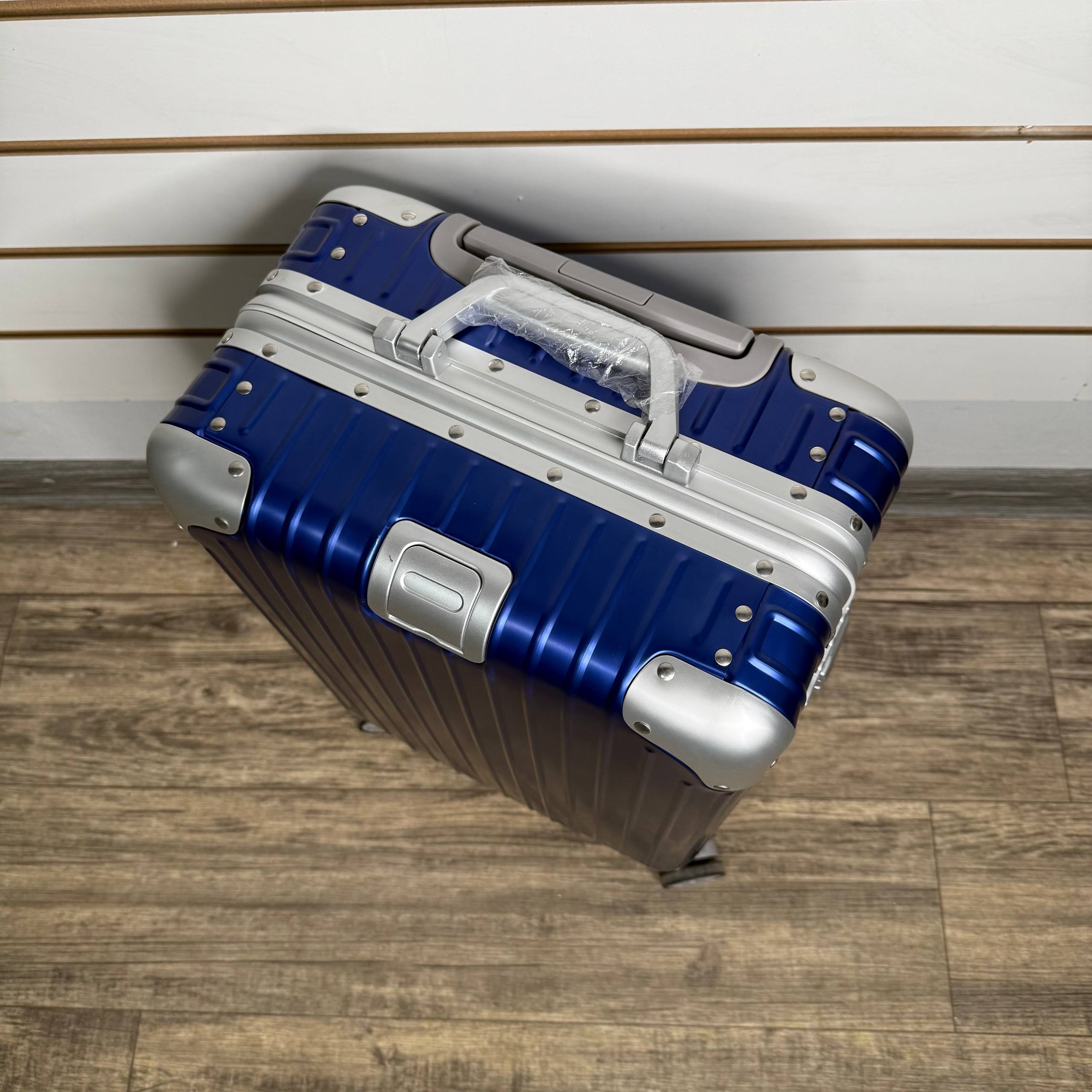 Чемодан алюминиевый S -Cине серебряный