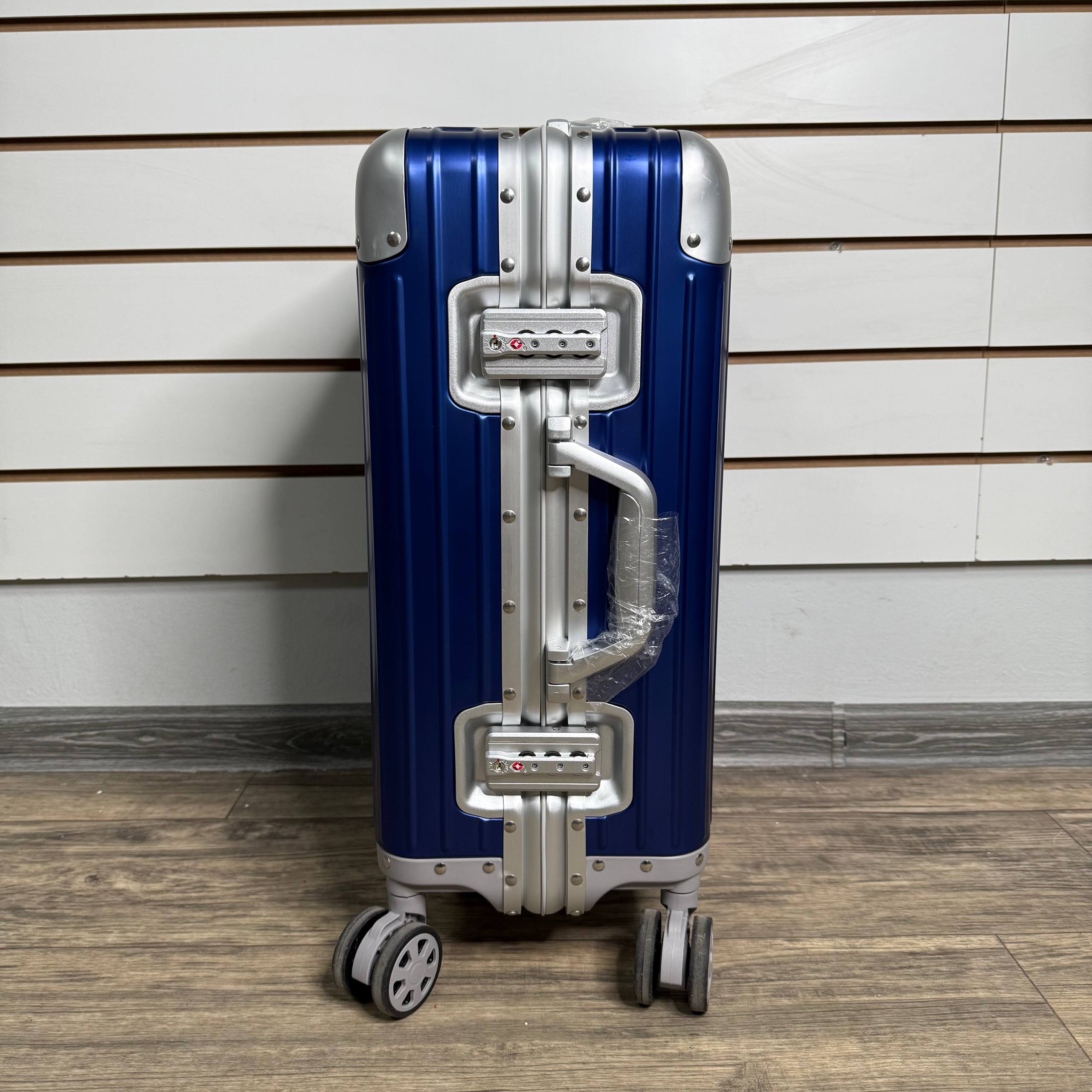 Чемодан алюминиевый S -Cине серебряный