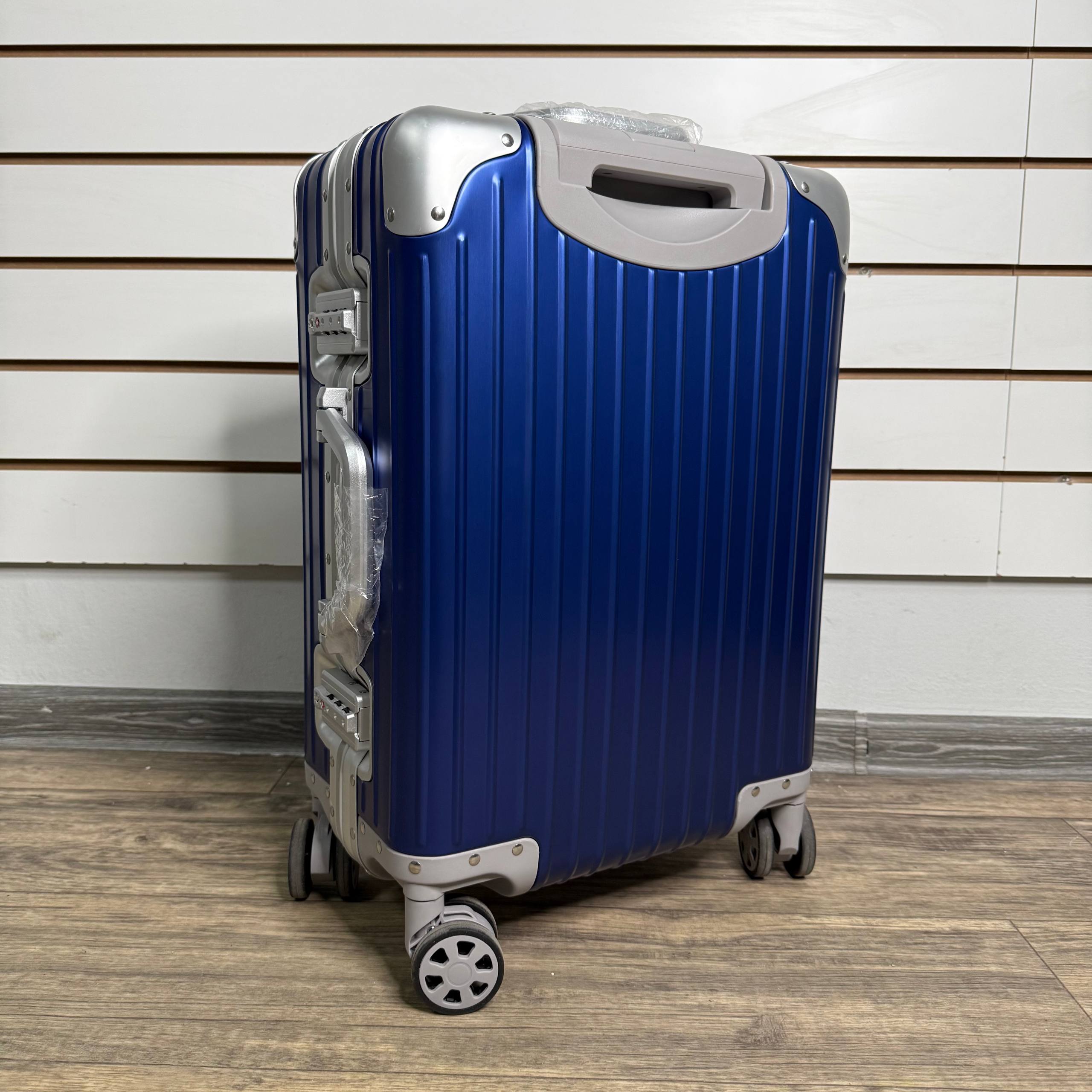 Чемодан алюминиевый S -Cине серебряный