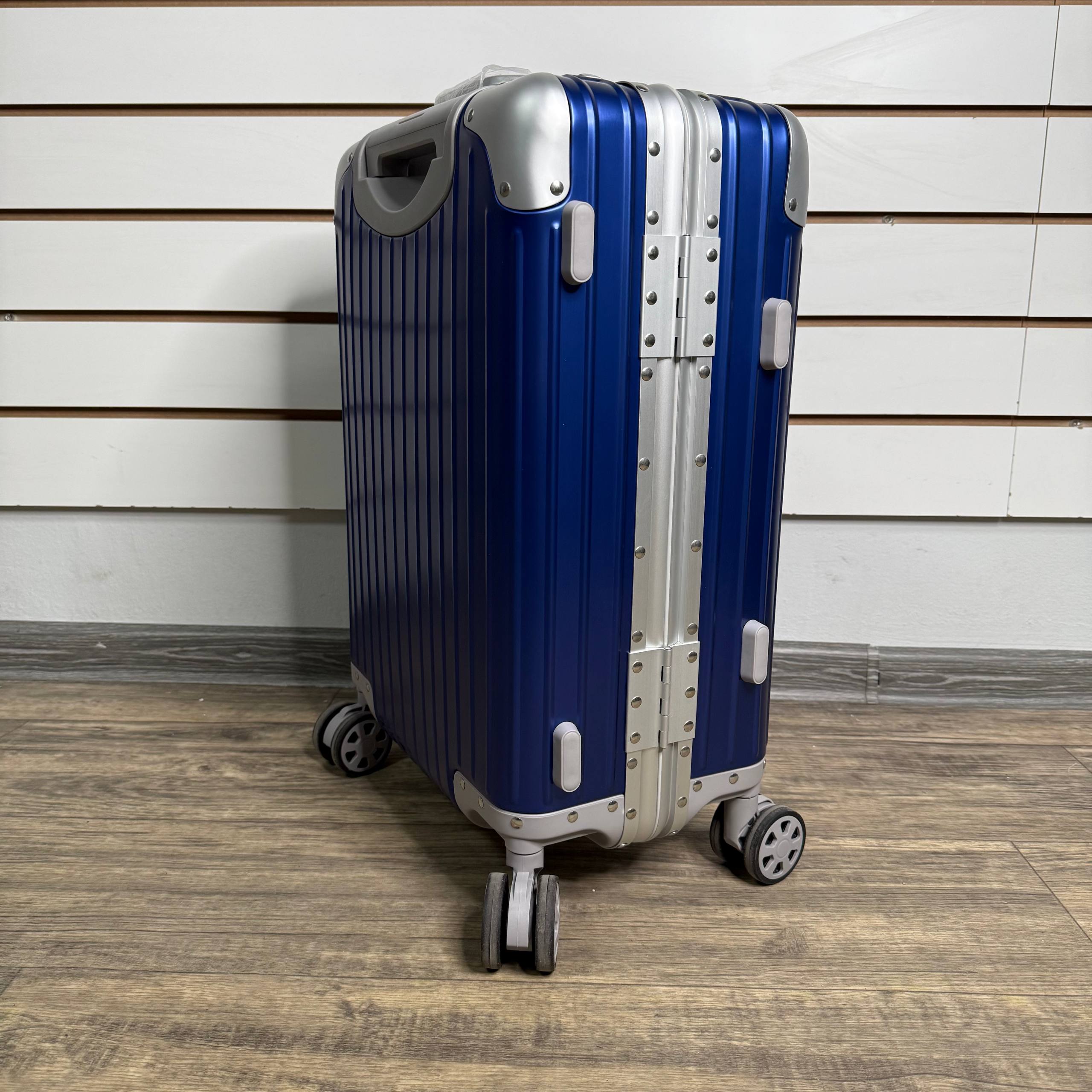 Чемодан алюминиевый S -Cине серебряный