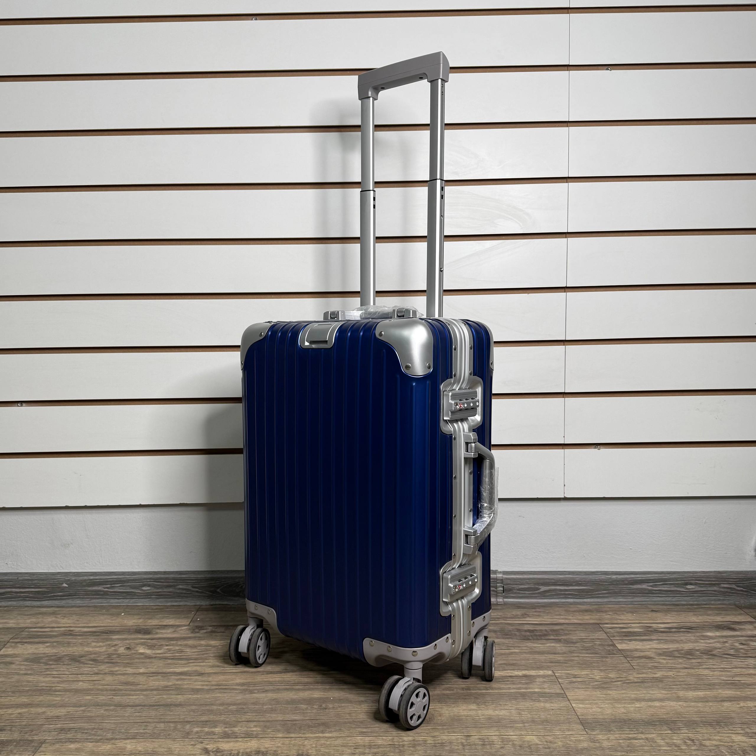 Чемодан алюминиевый S -Cине серебряный