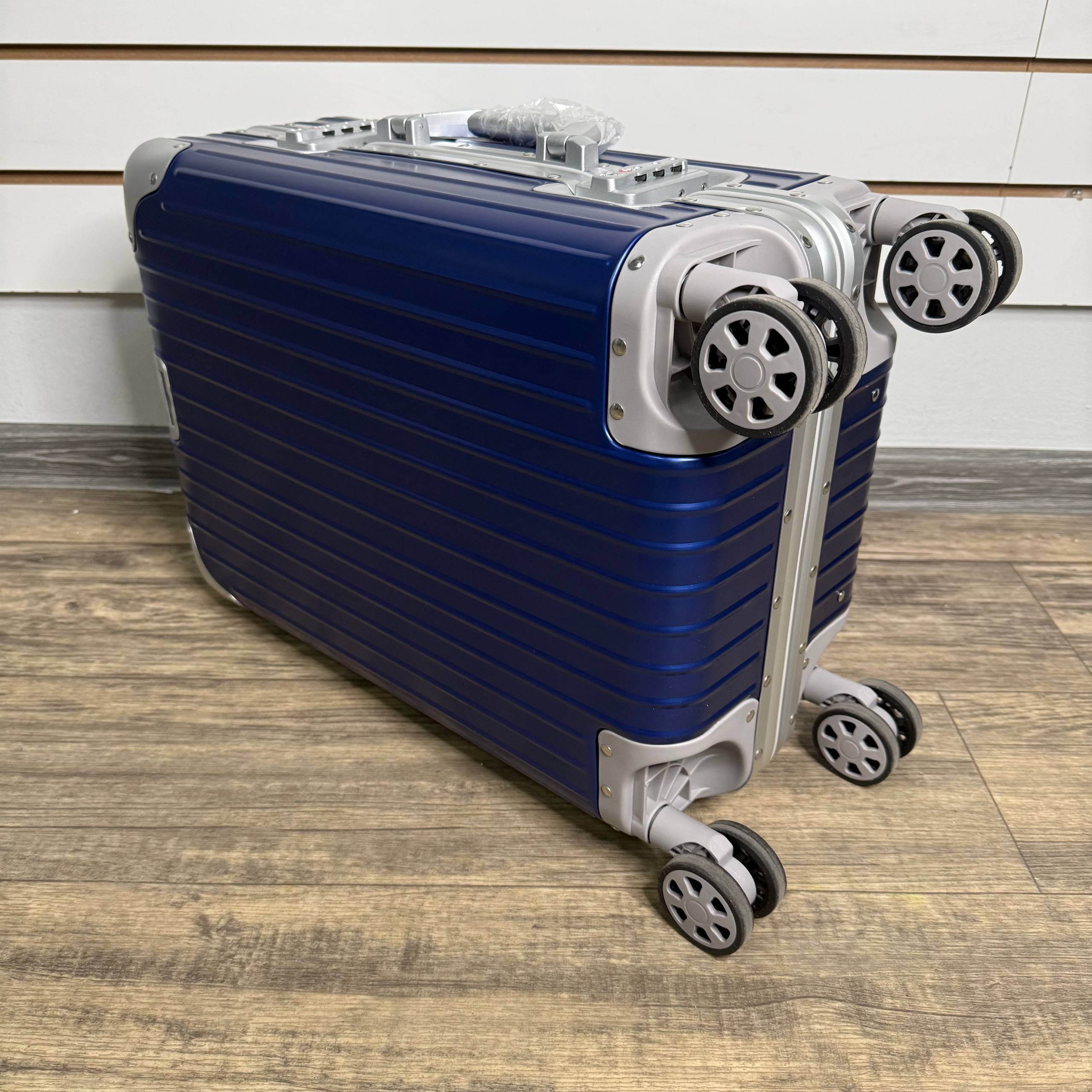 Чемодан алюминиевый S -Cине серебряный