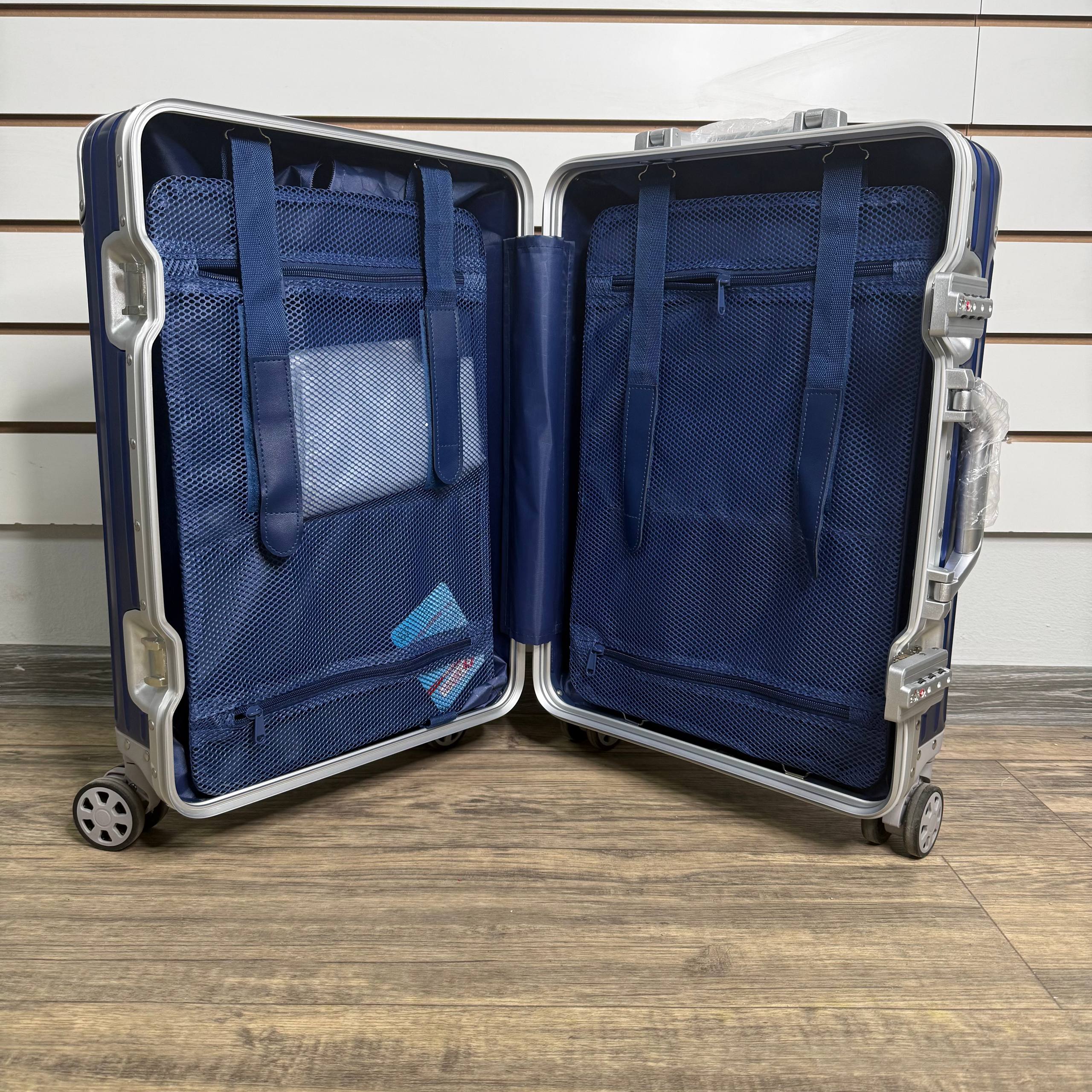 Чемодан алюминиевый S -Cине серебряный