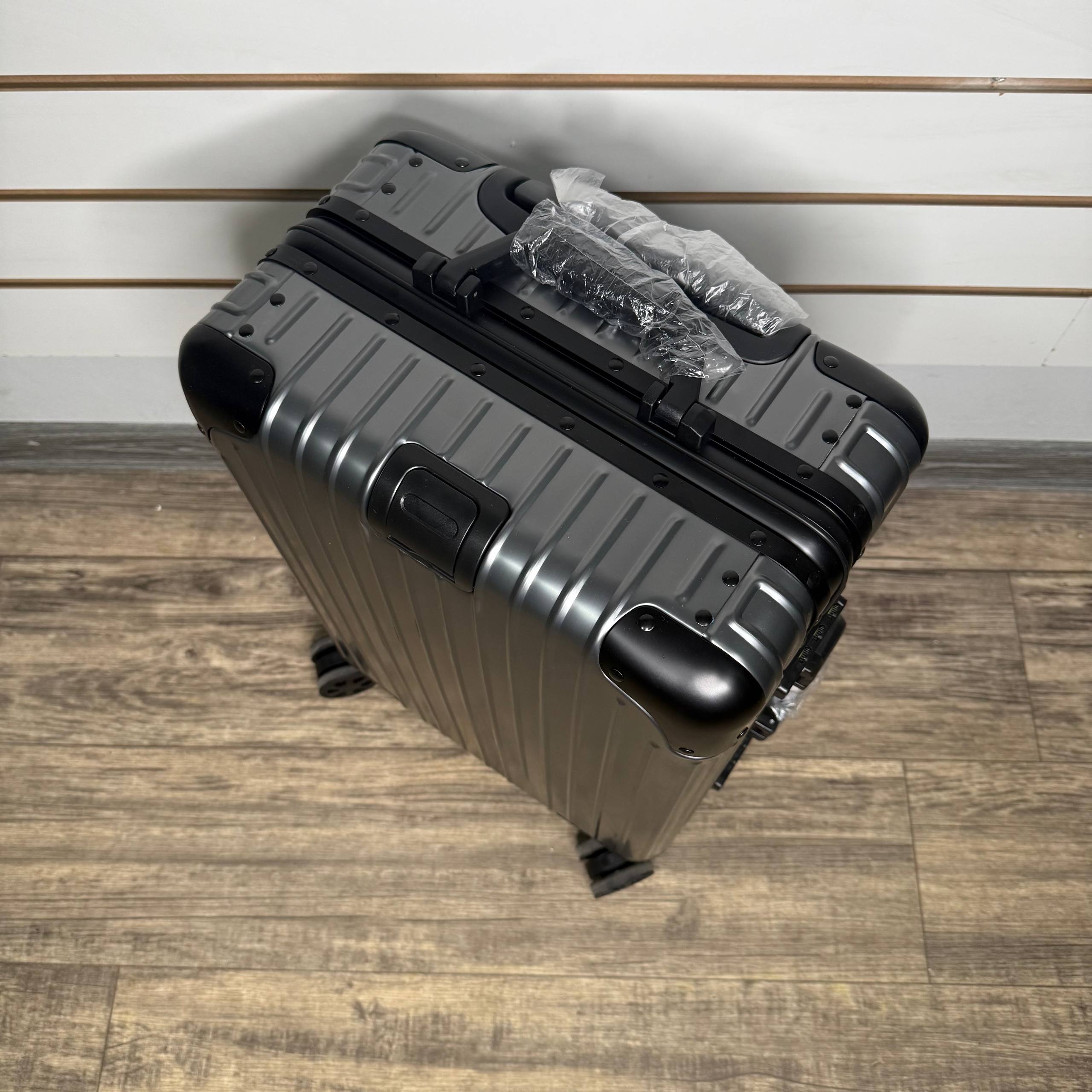 Чемодан алюминиевый S - Серо-черный