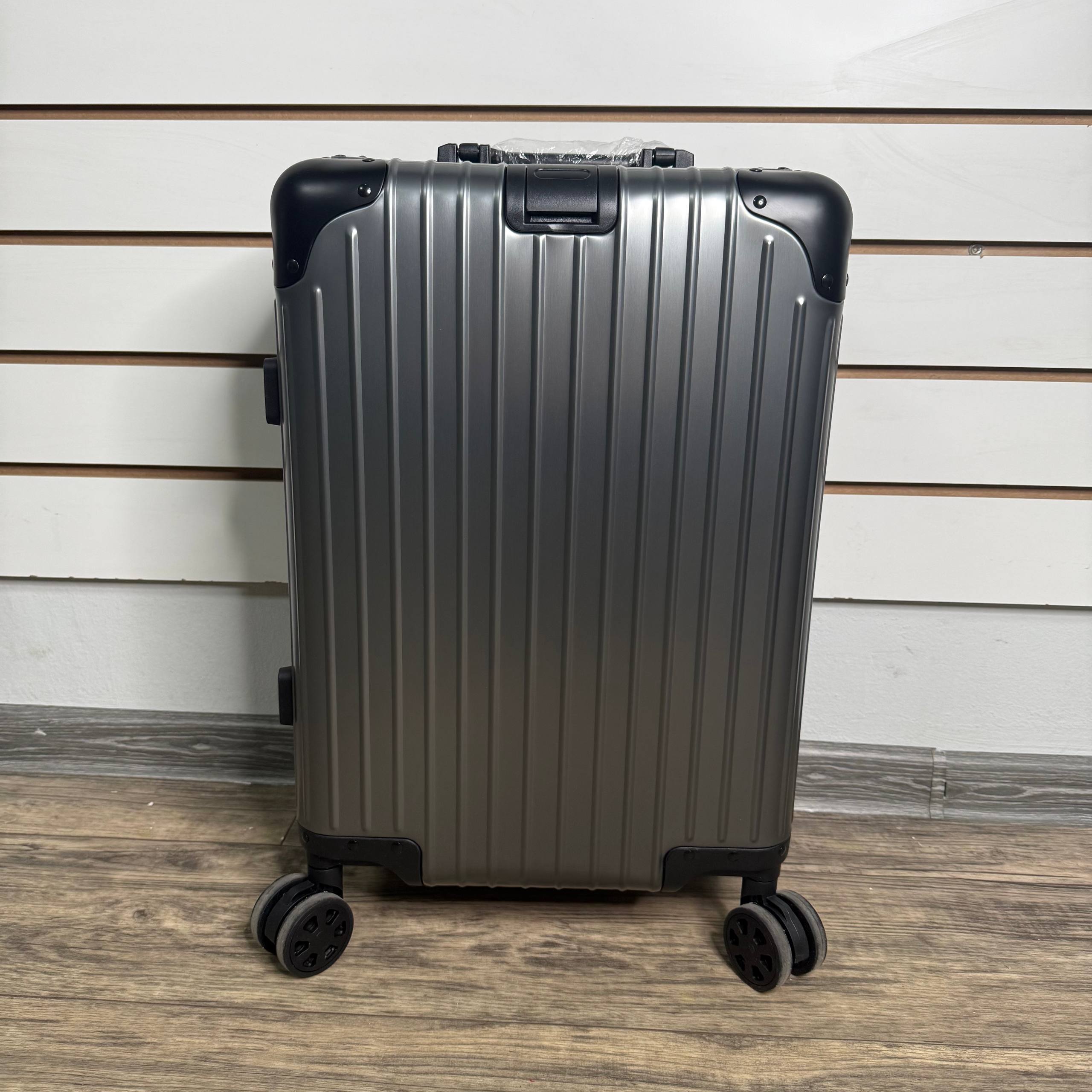 Чемодан алюминиевый S - Серо-черный