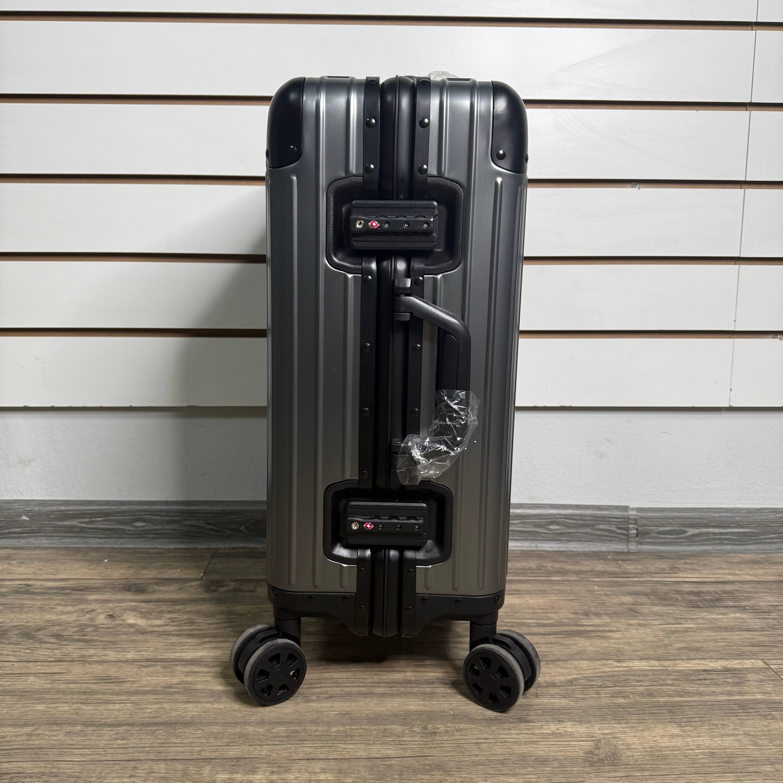 Чемодан алюминиевый S - Серо-черный