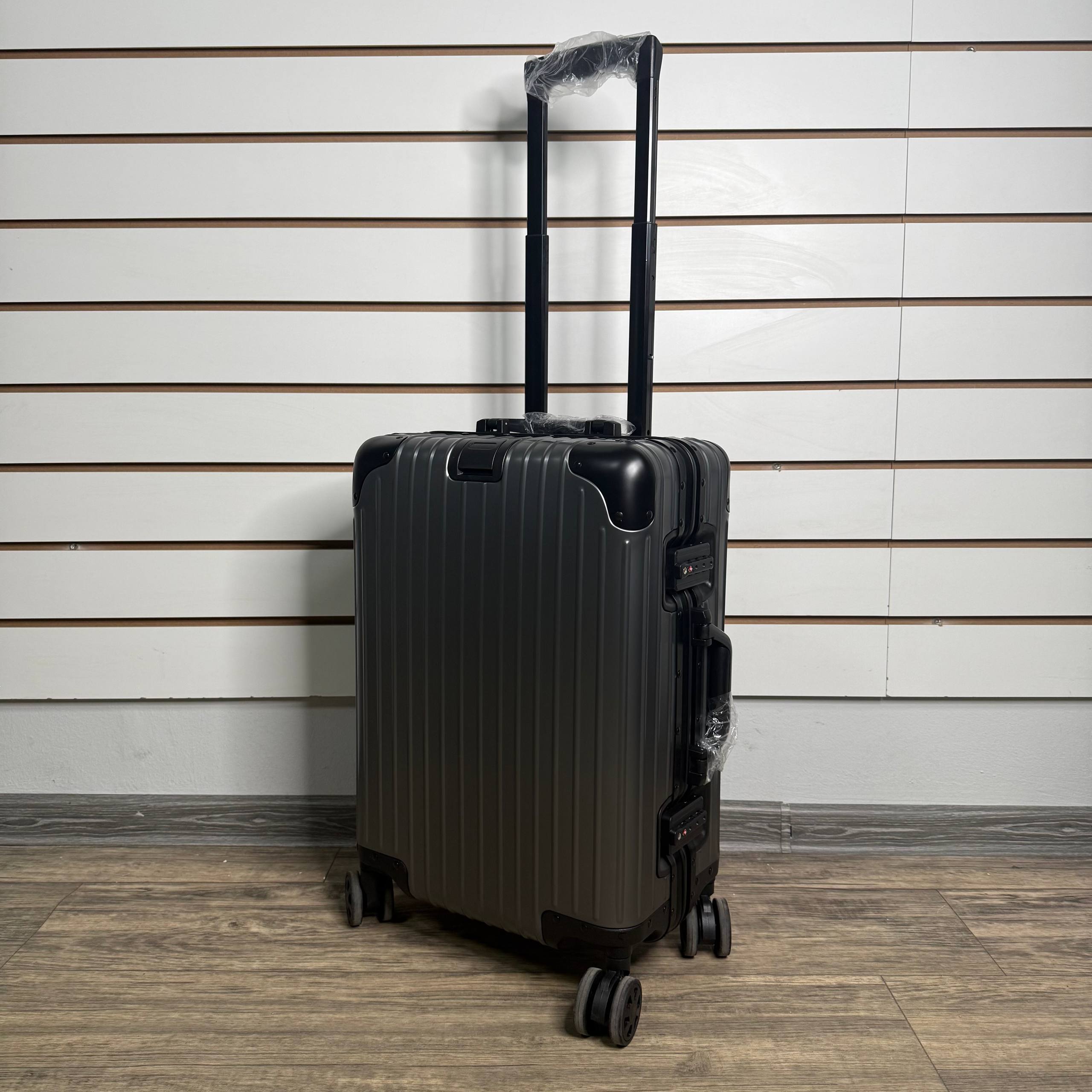 Чемодан алюминиевый S - Серо-черный