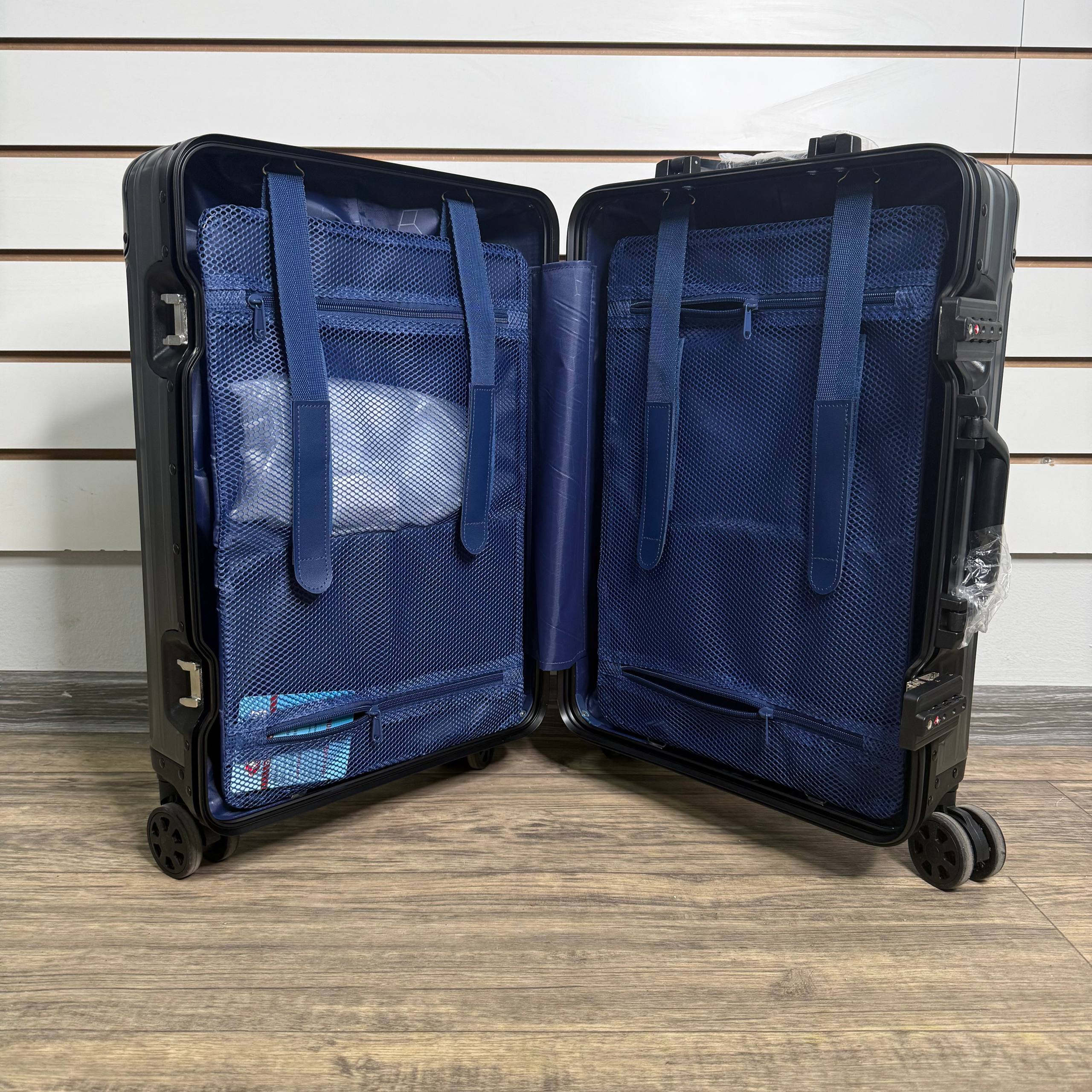 Чемодан алюминиевый S - Серо-черный