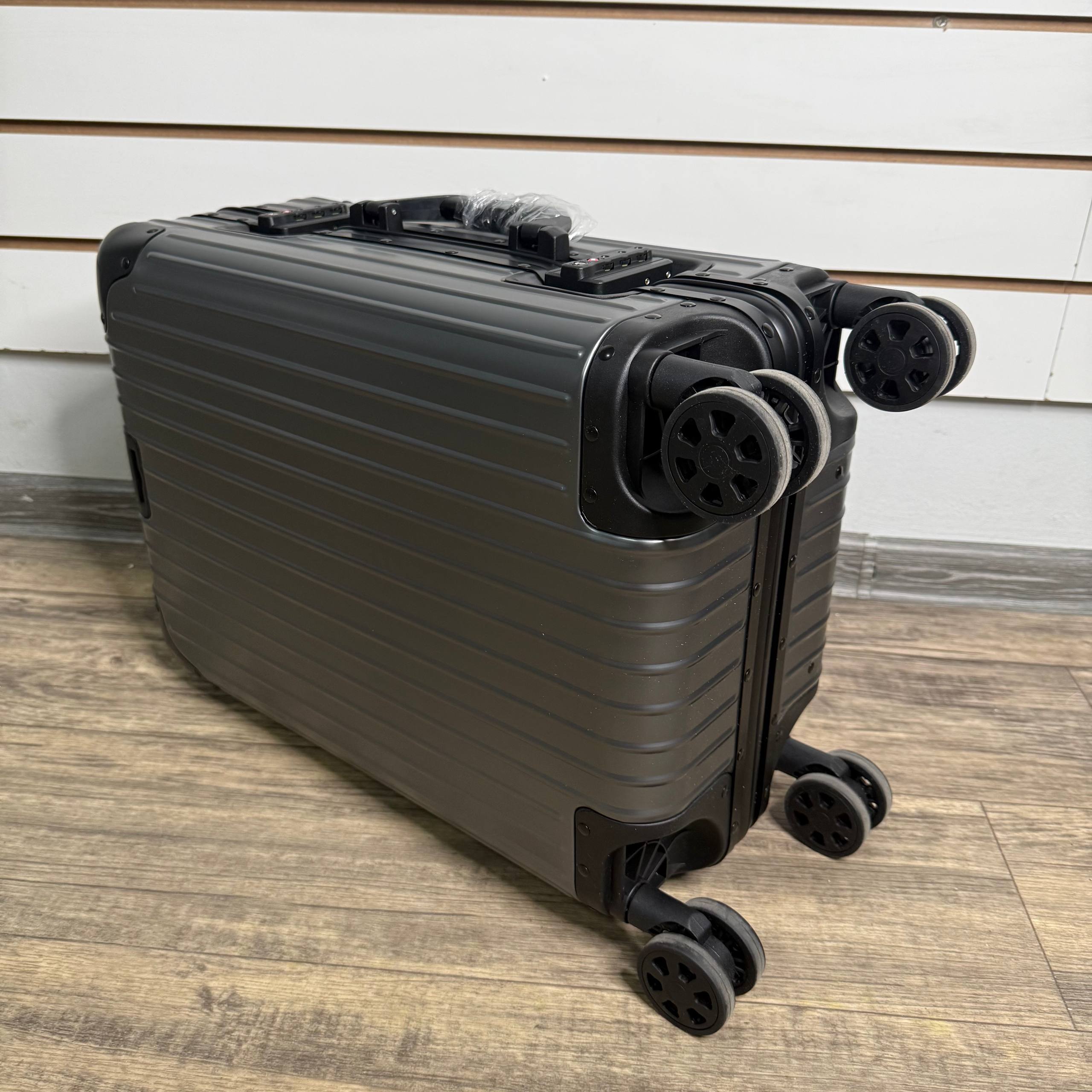 Чемодан алюминиевый S - Серо-черный