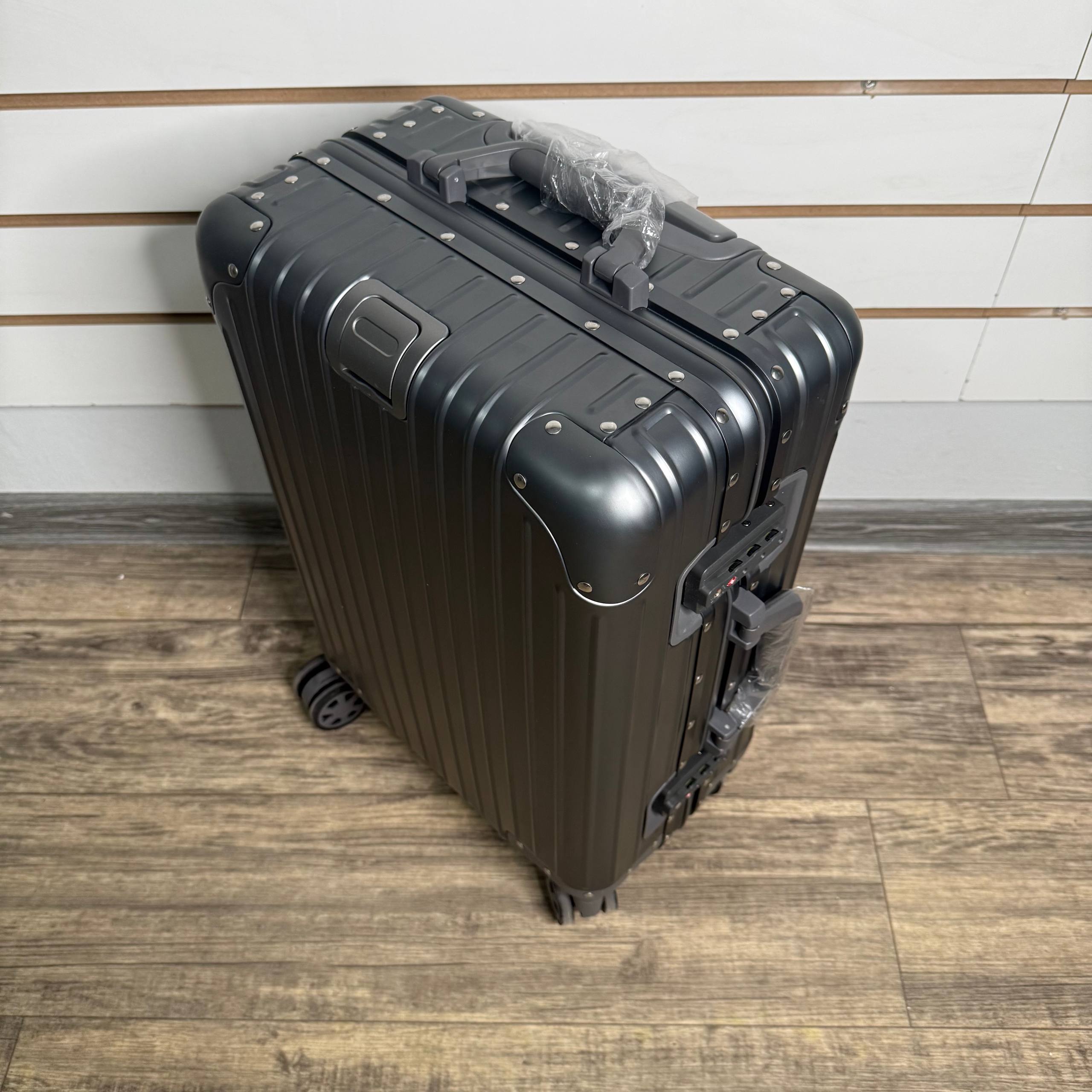 Чемодан алюминиевый S - Серый