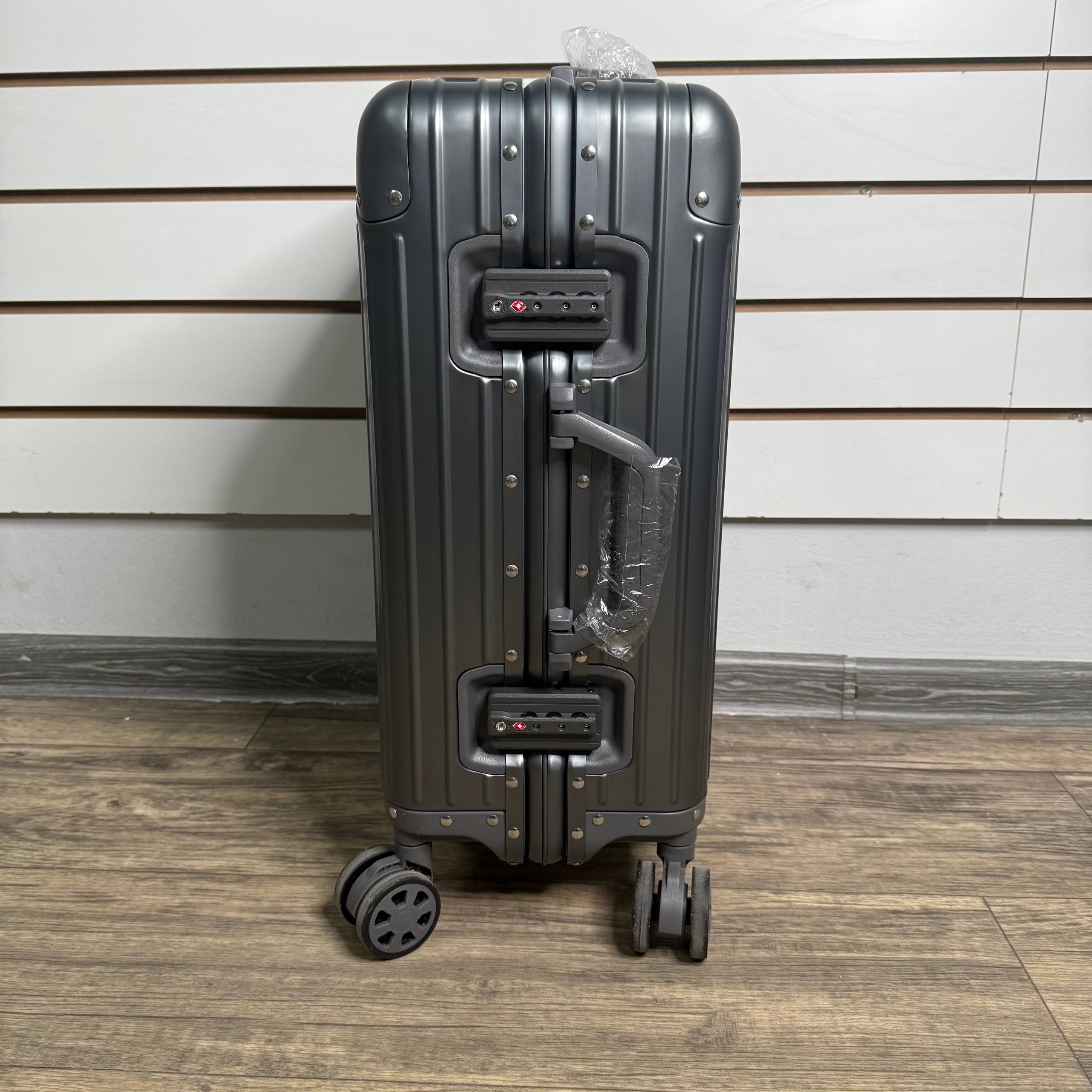 Чемодан алюминиевый S - Серый