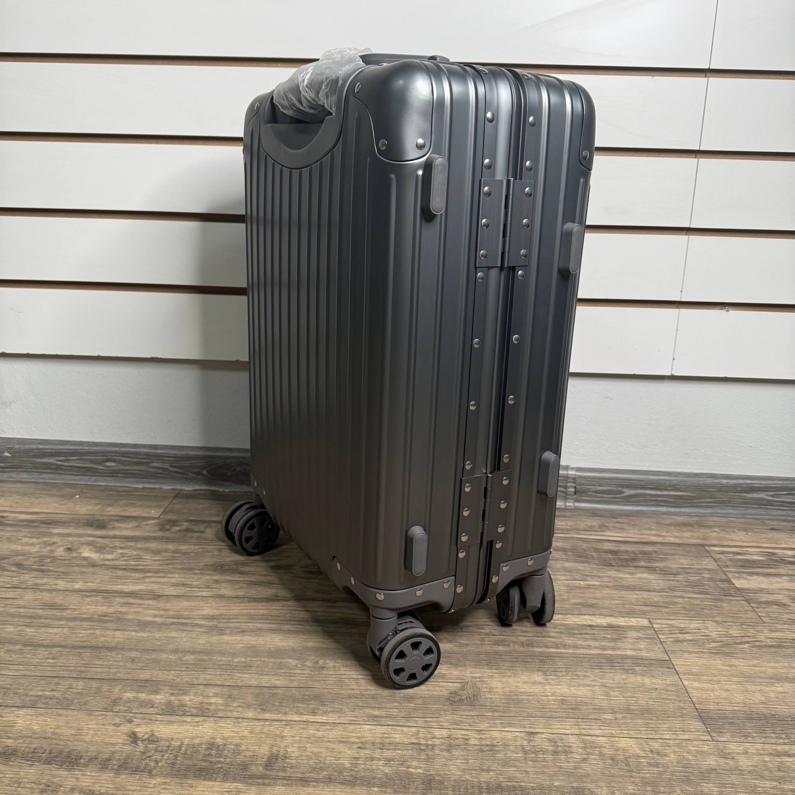 Чемодан алюминиевый S - Серый