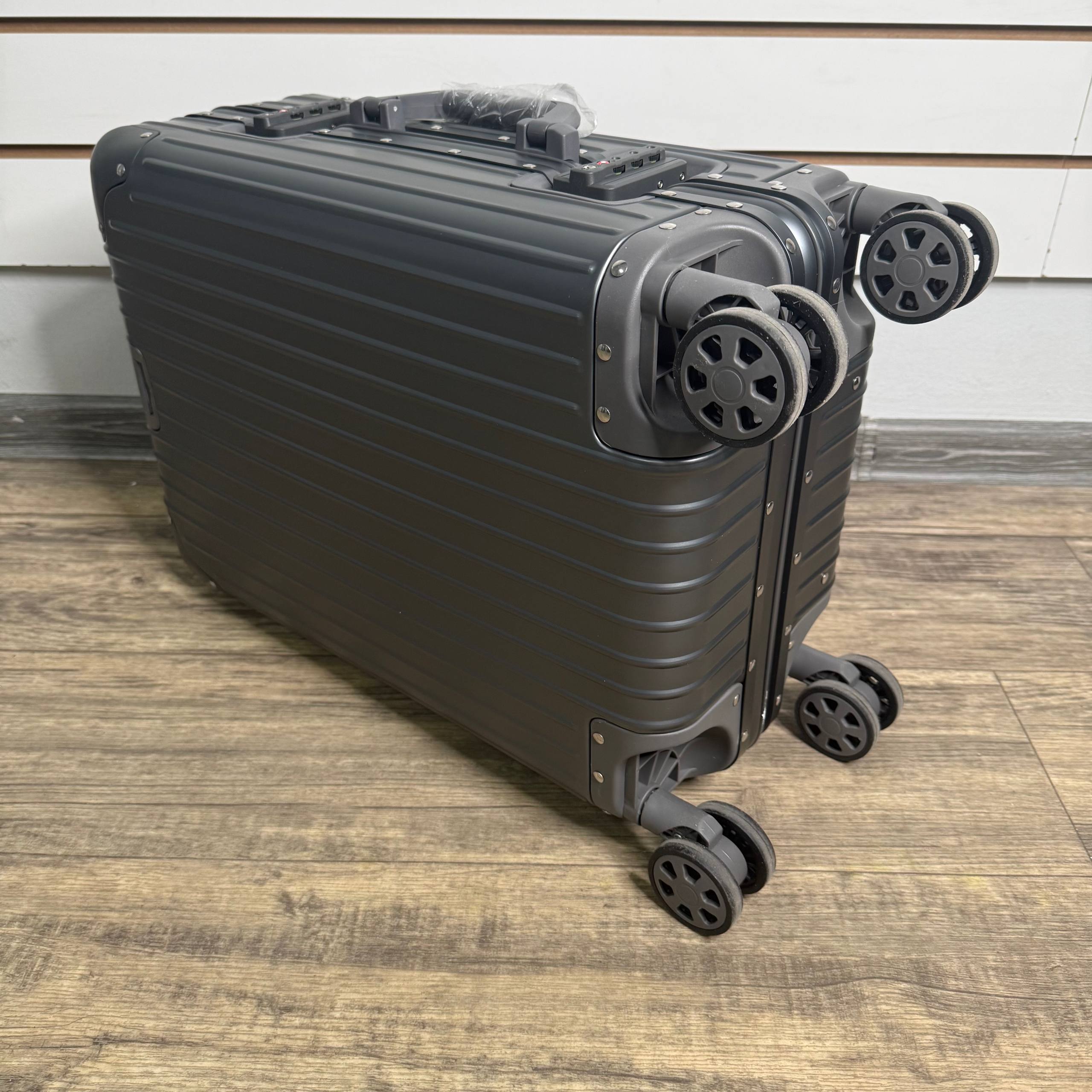 Чемодан алюминиевый S - Серый