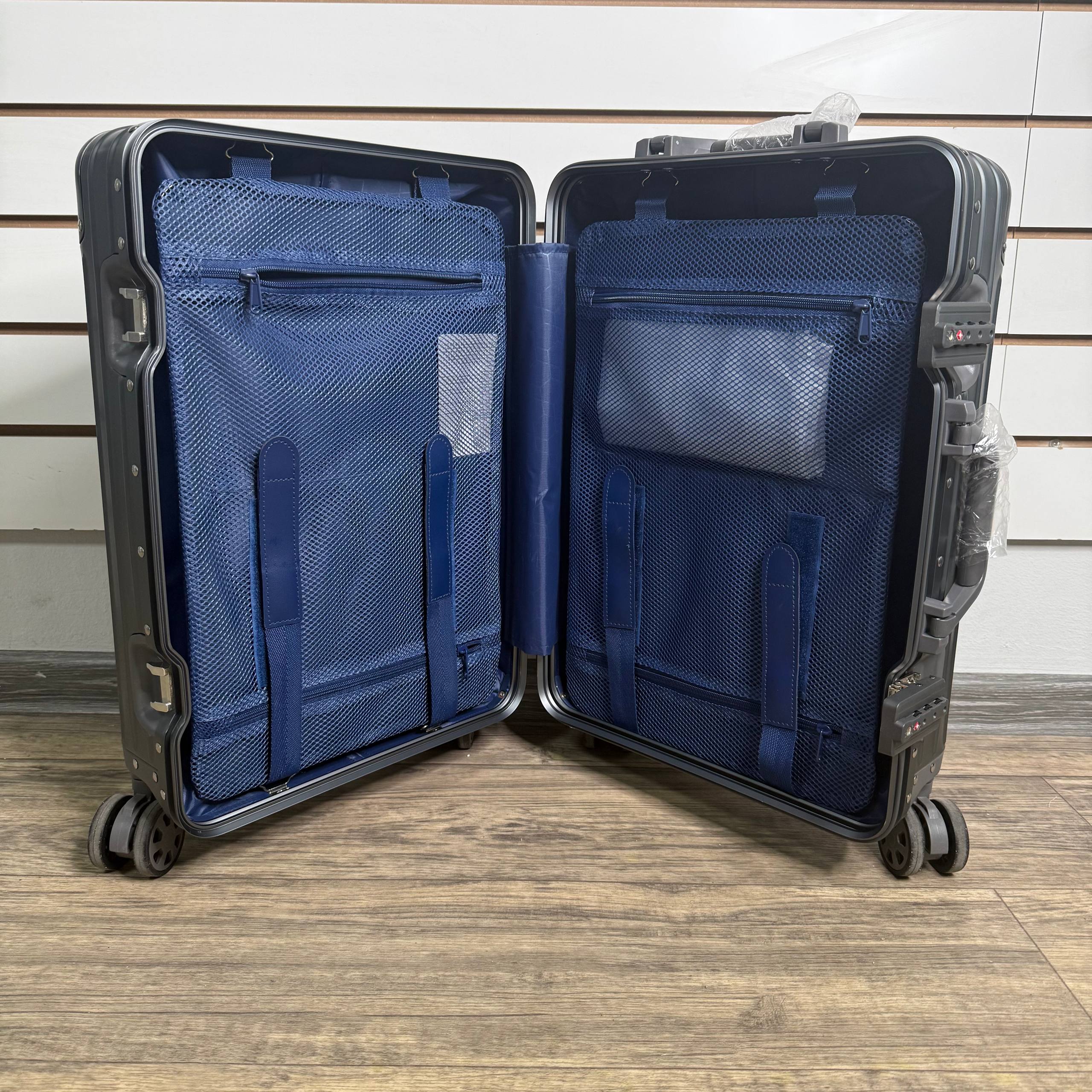 Чемодан алюминиевый S - Серый