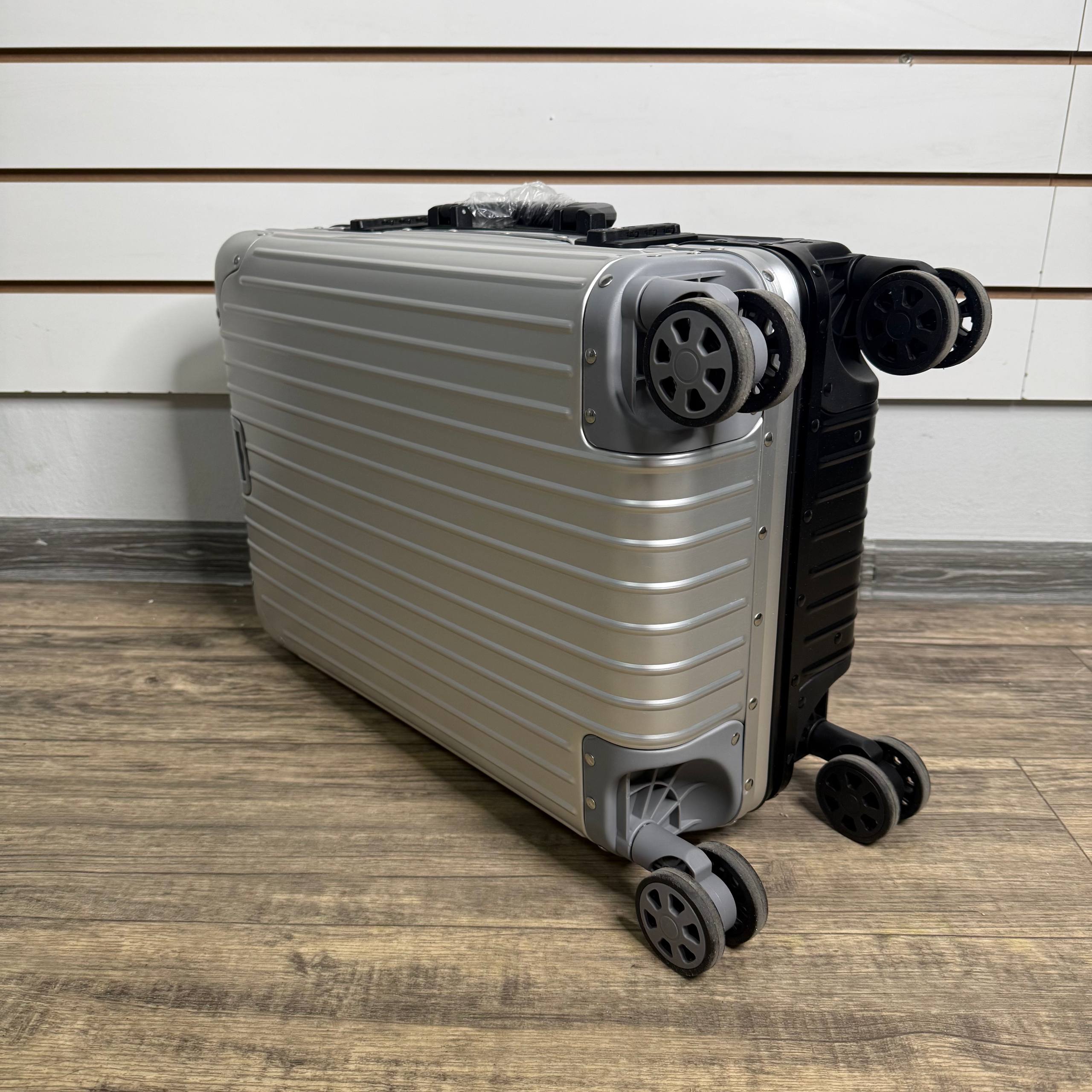 Чемодан алюминиевый S - Серебро/черный