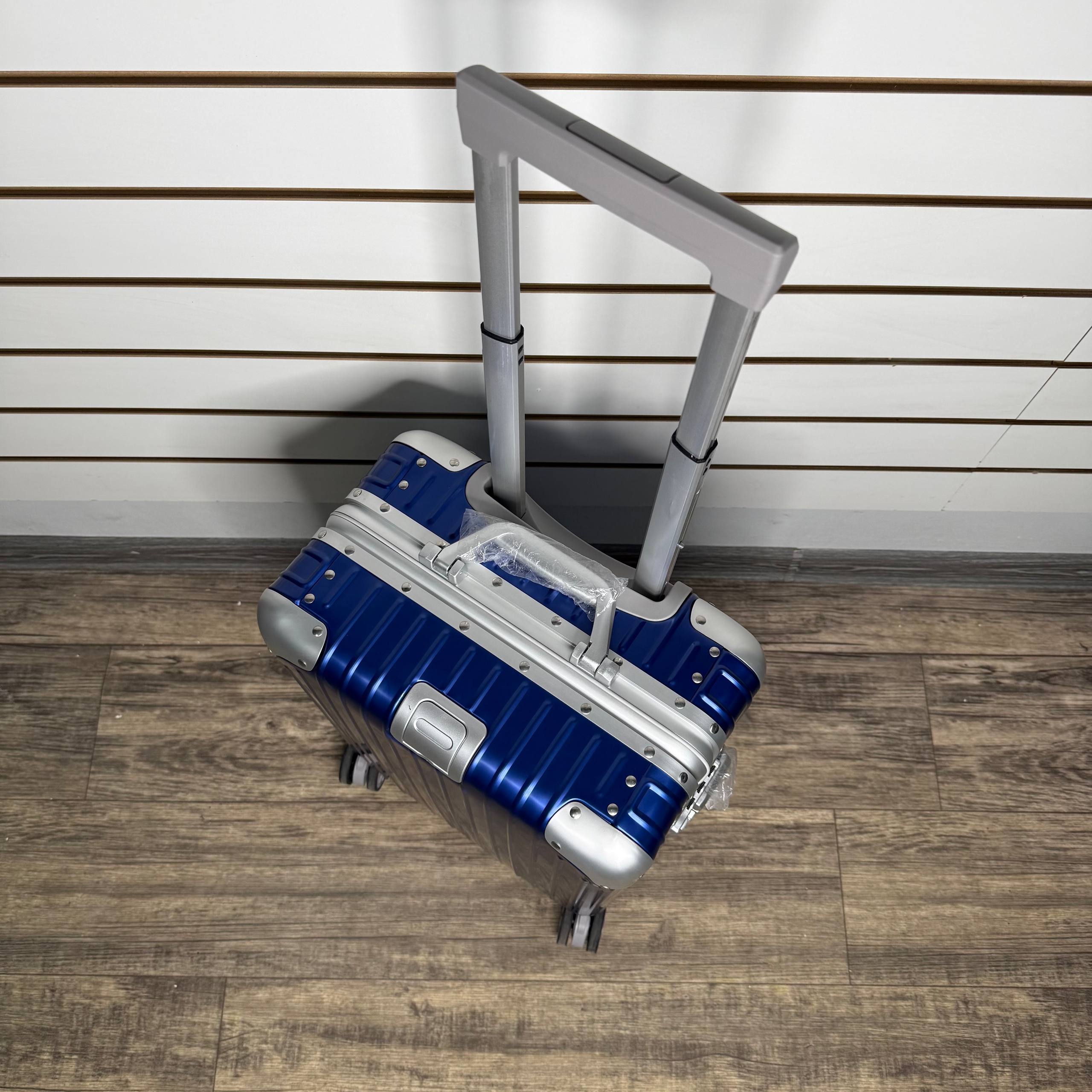 Чемодан алюминиевый S -Cине серебряный