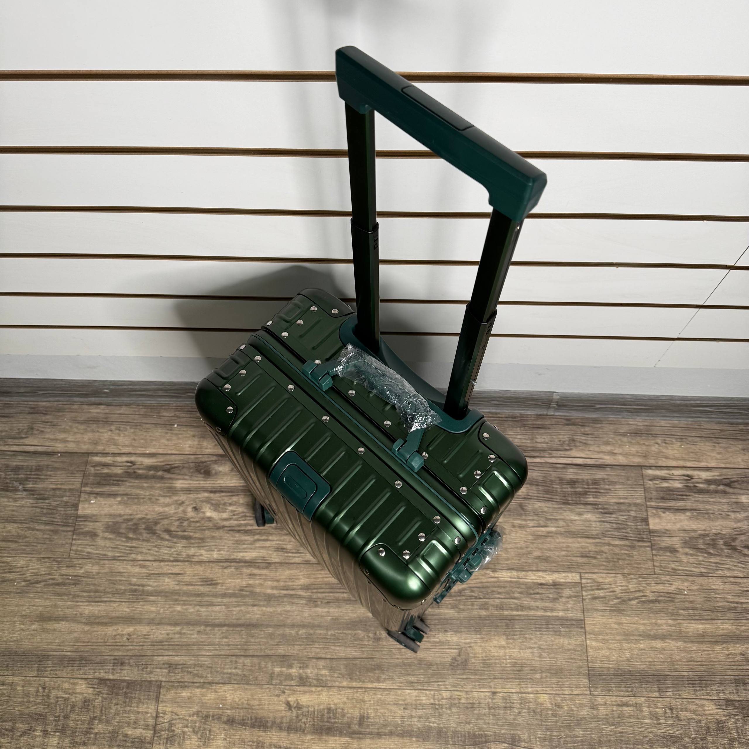 Чемодан алюминиевый S - Зелёный