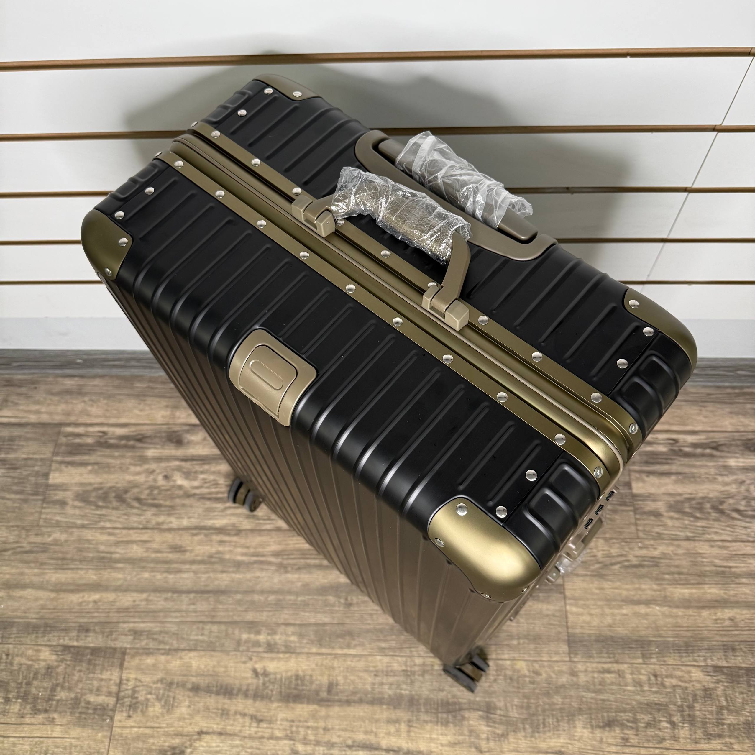 Чемодан алюминиевый L-XL Черно-золотой