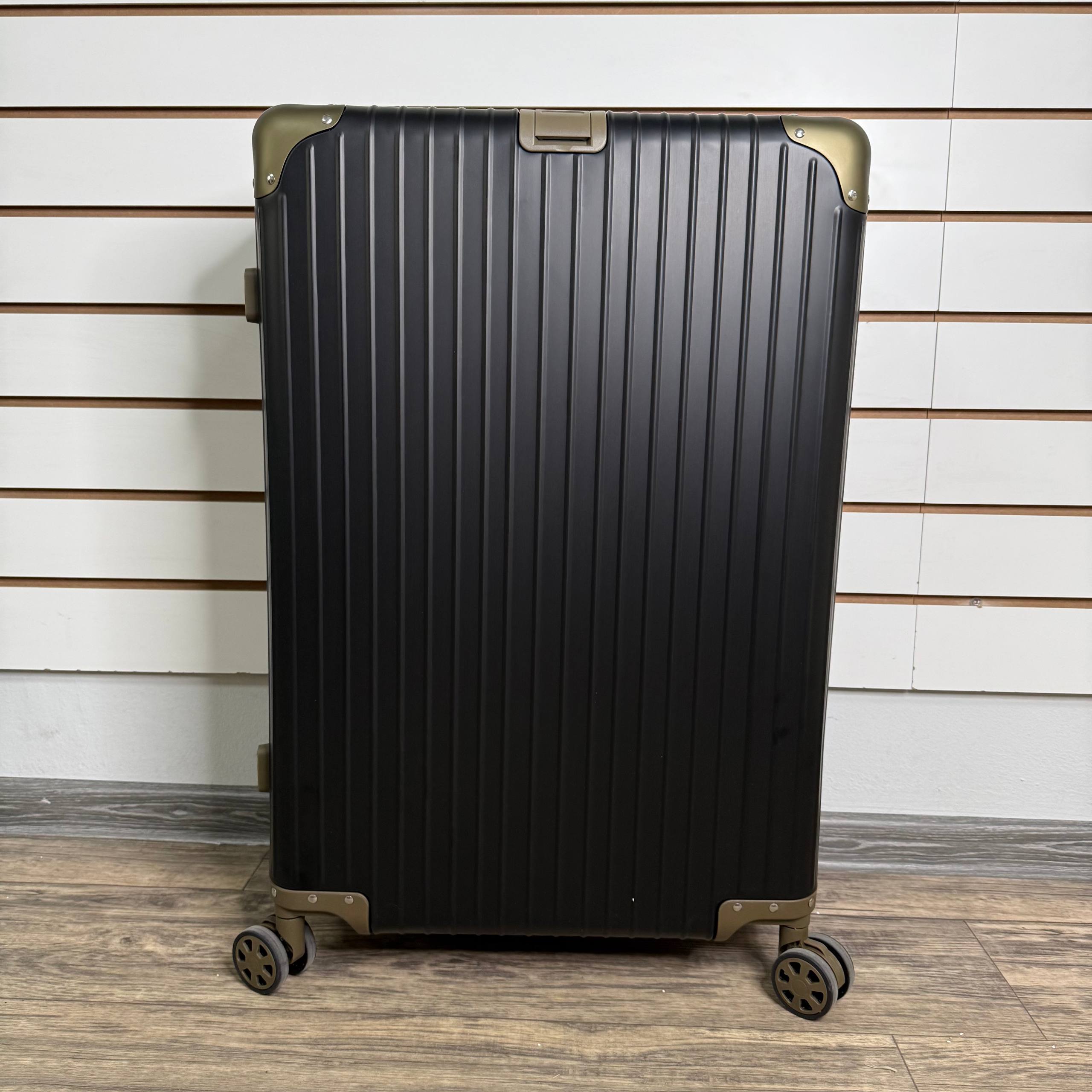 Чемодан алюминиевый L-XL Черно-золотой