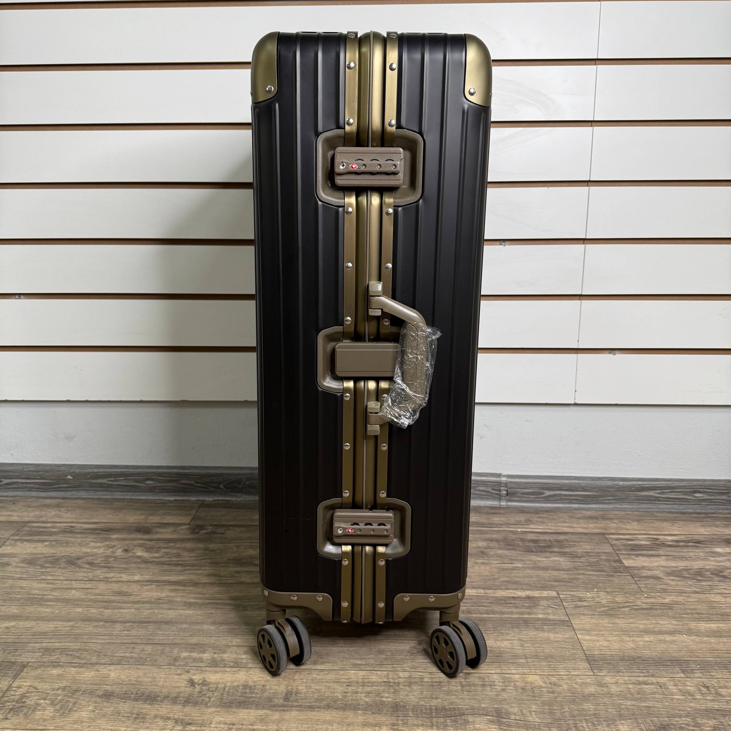 Чемодан алюминиевый L-XL Черно-золотой