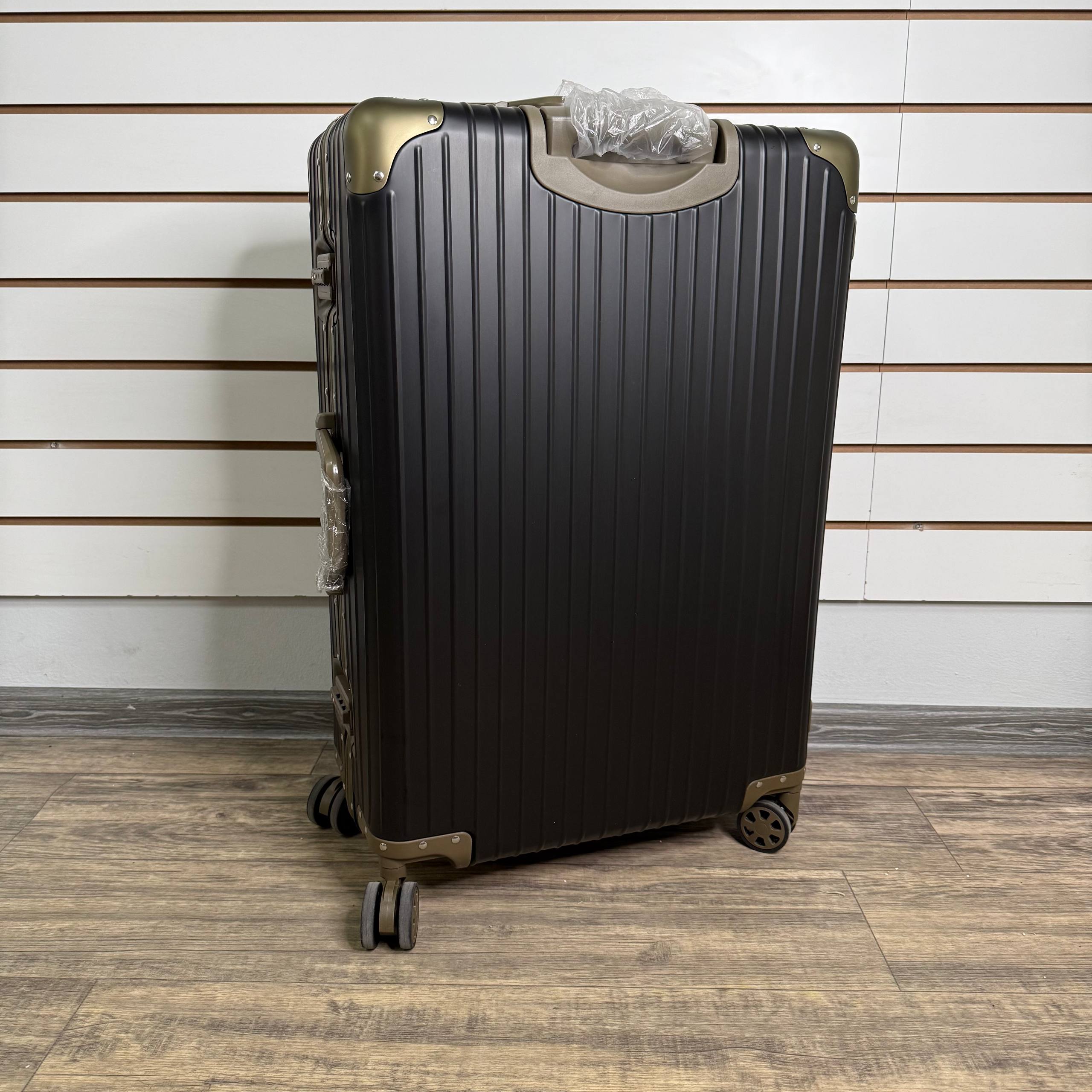 Чемодан алюминиевый L-XL Черно-золотой