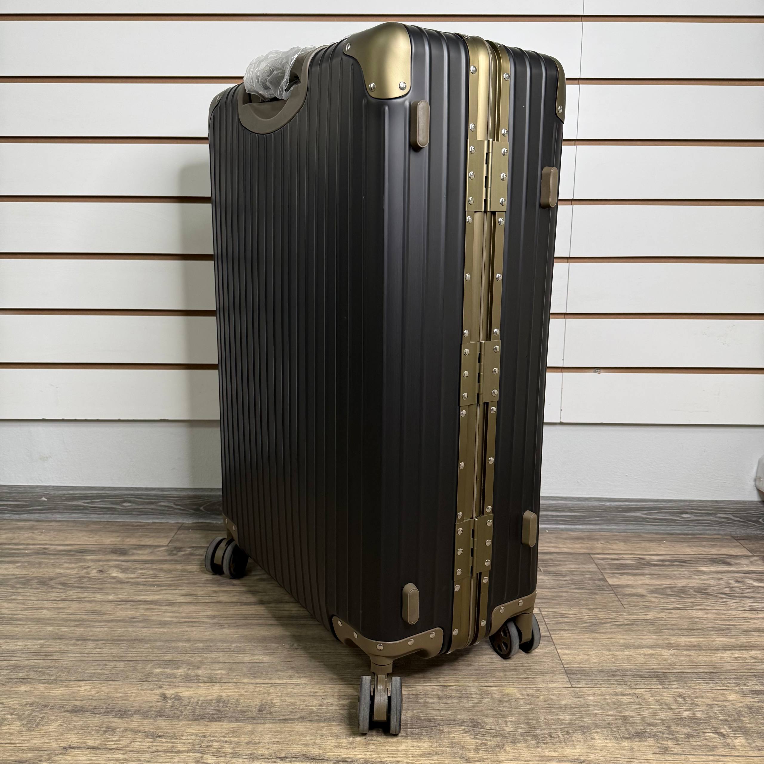 Чемодан алюминиевый L-XL Черно-золотой
