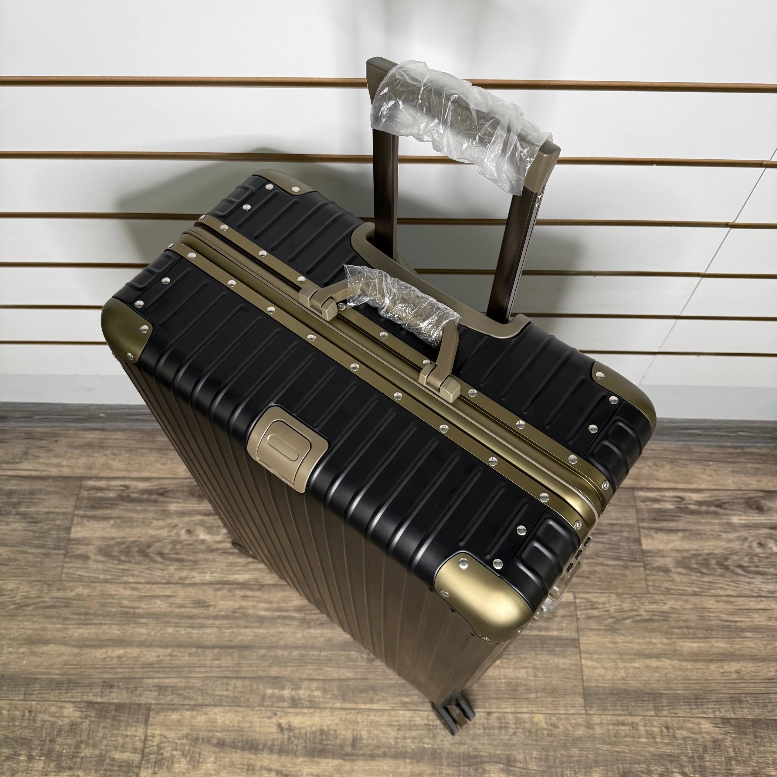 Чемодан алюминиевый L-XL Черно-золотой